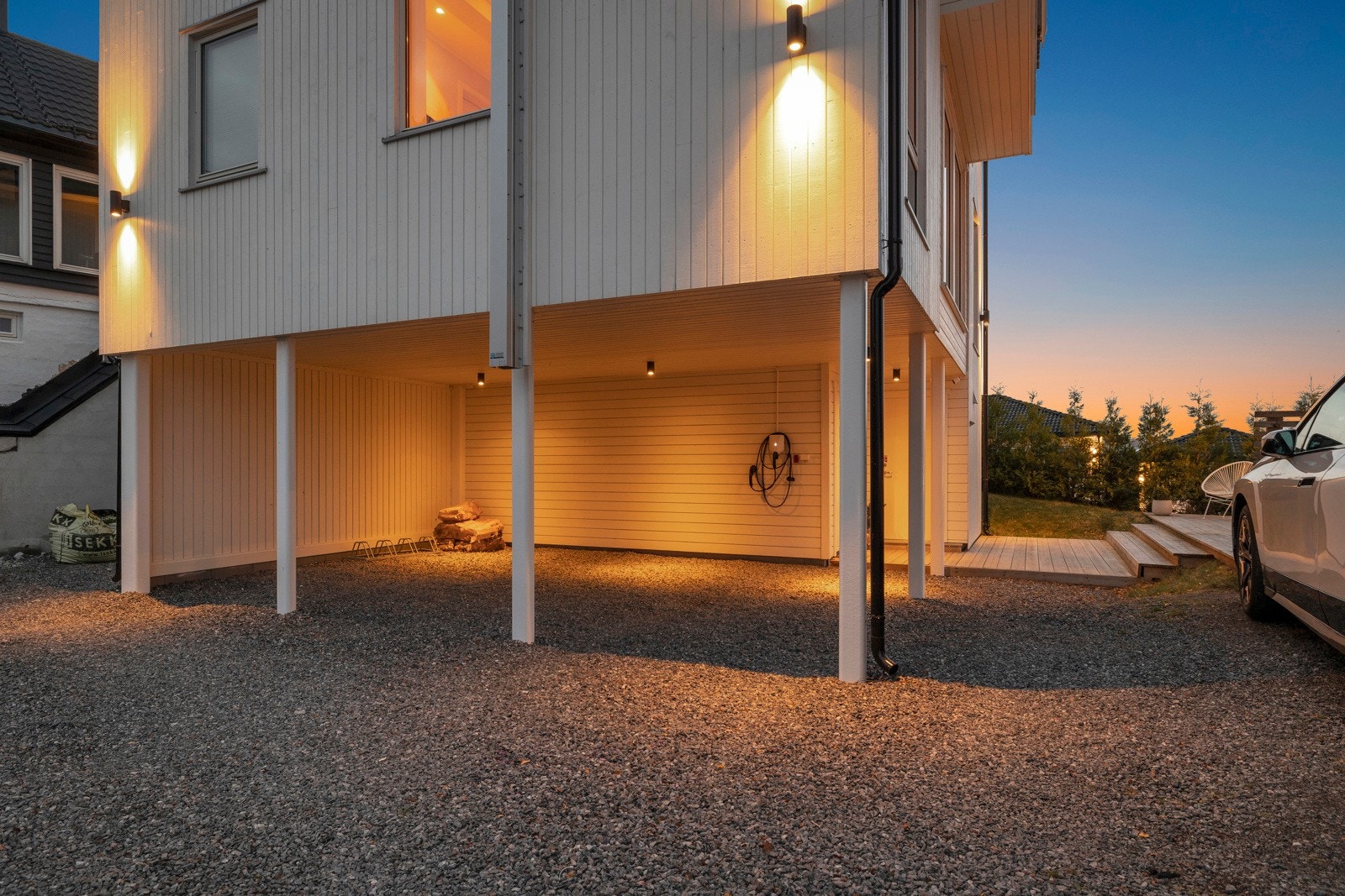 Det er parkering i en dobbel carport på ca. 34 kvm, og her ble det installert en lader for elbil i 2019 Galleribilde