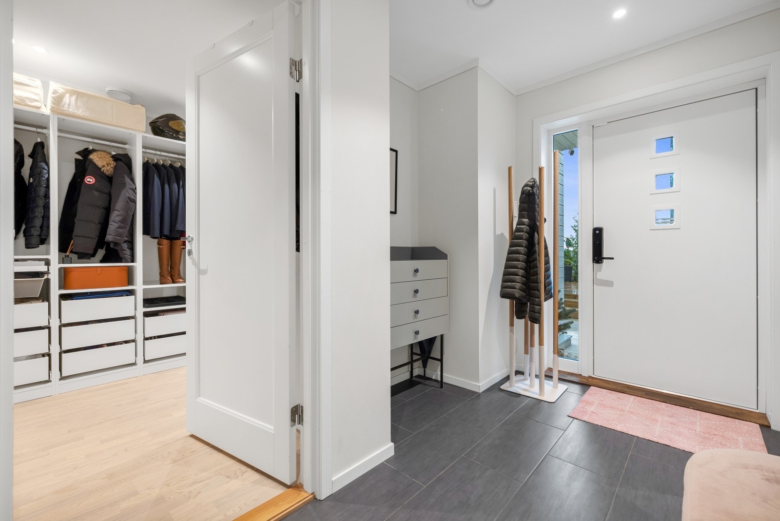Entréen har varmekabler, downlights og plass til skap eller andre garderobeløsninger Galleribilde