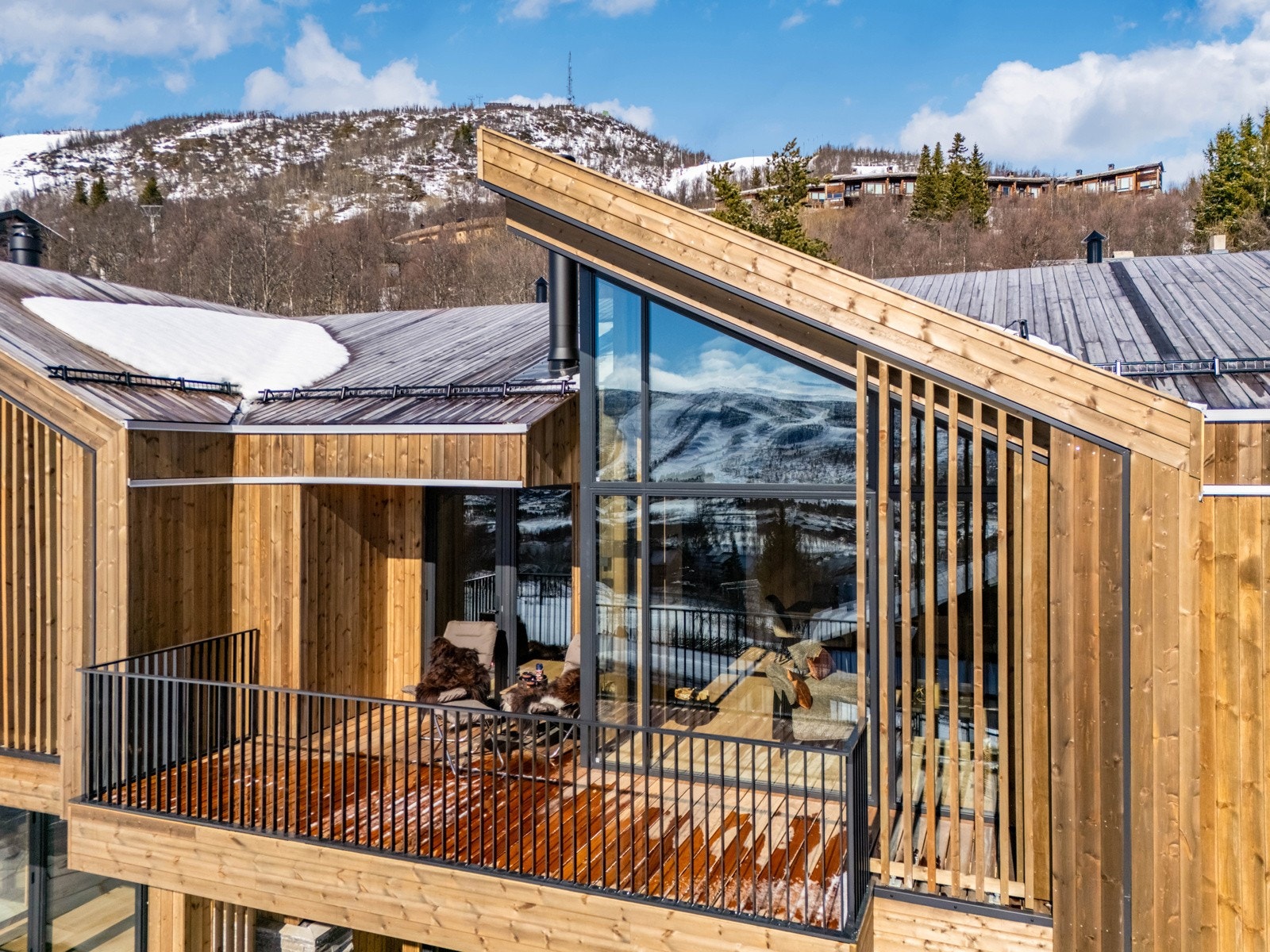 Romslige terrasser og balkonger gir mulighet for å nyte den spektakulære utsikten over det vakre fjellandskapet Galleribilde