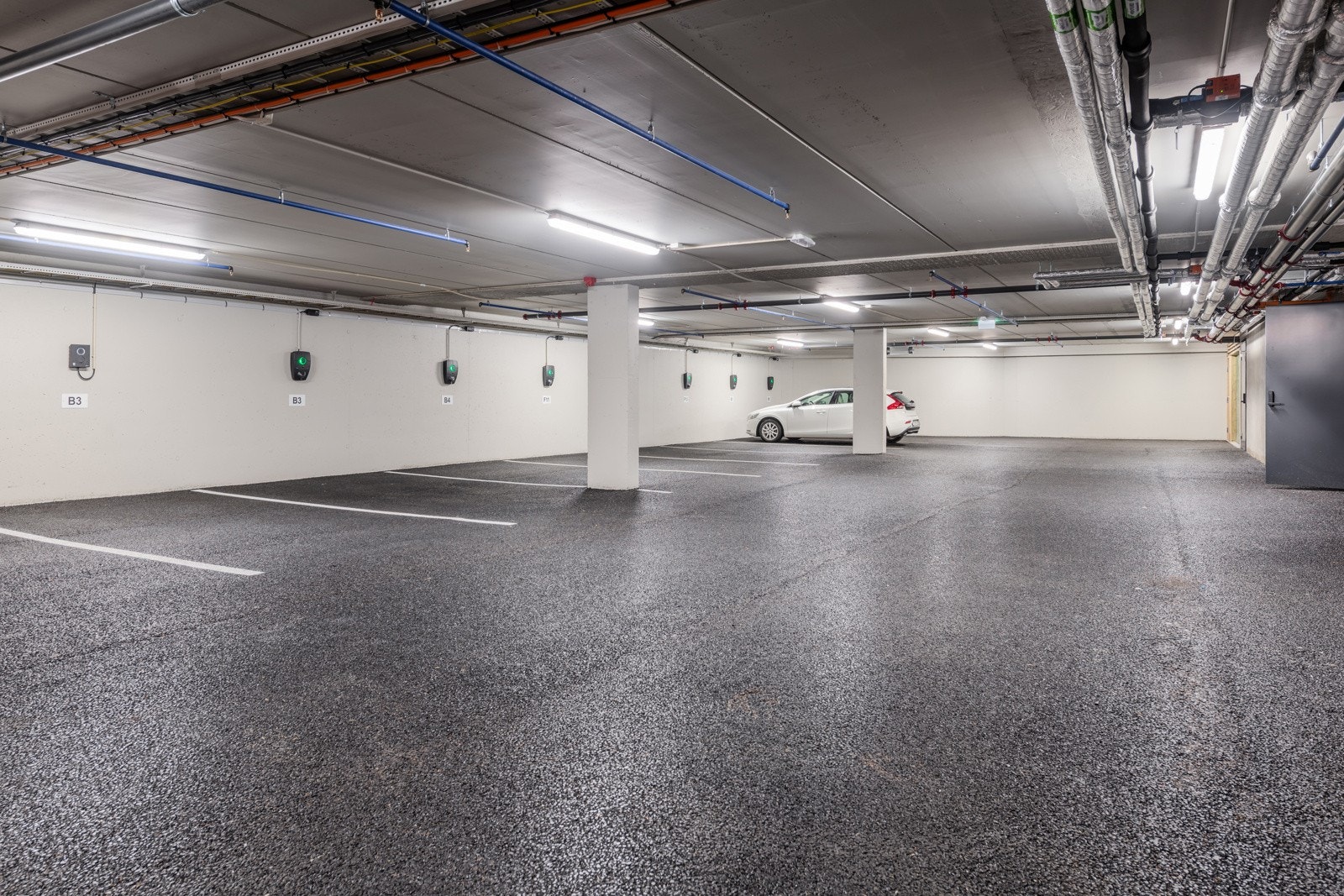 Begge chaleter har to egne parkeringsplasser i parkeringskjeller Galleribilde