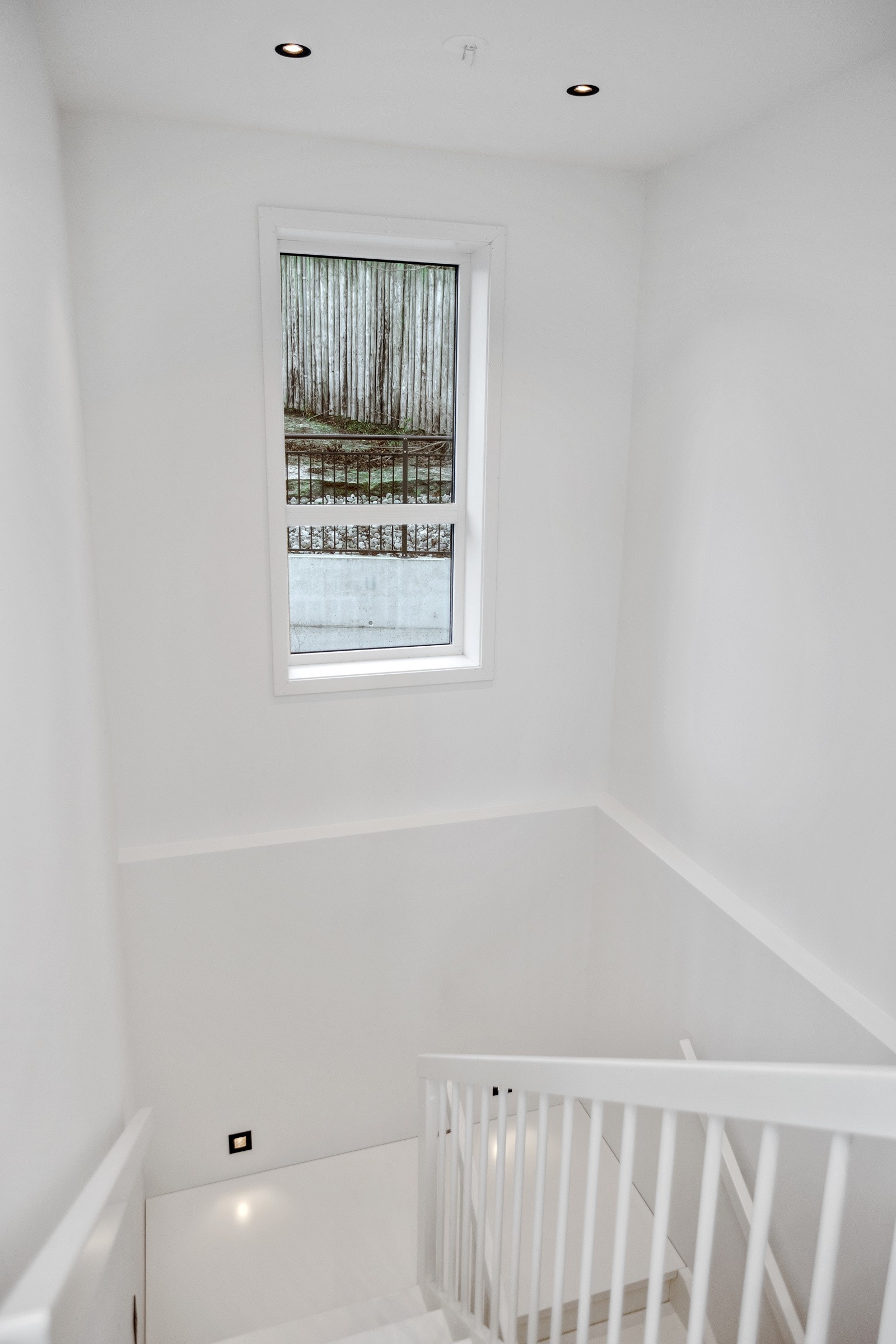 Trappegang med downlights og uplights Galleribilde