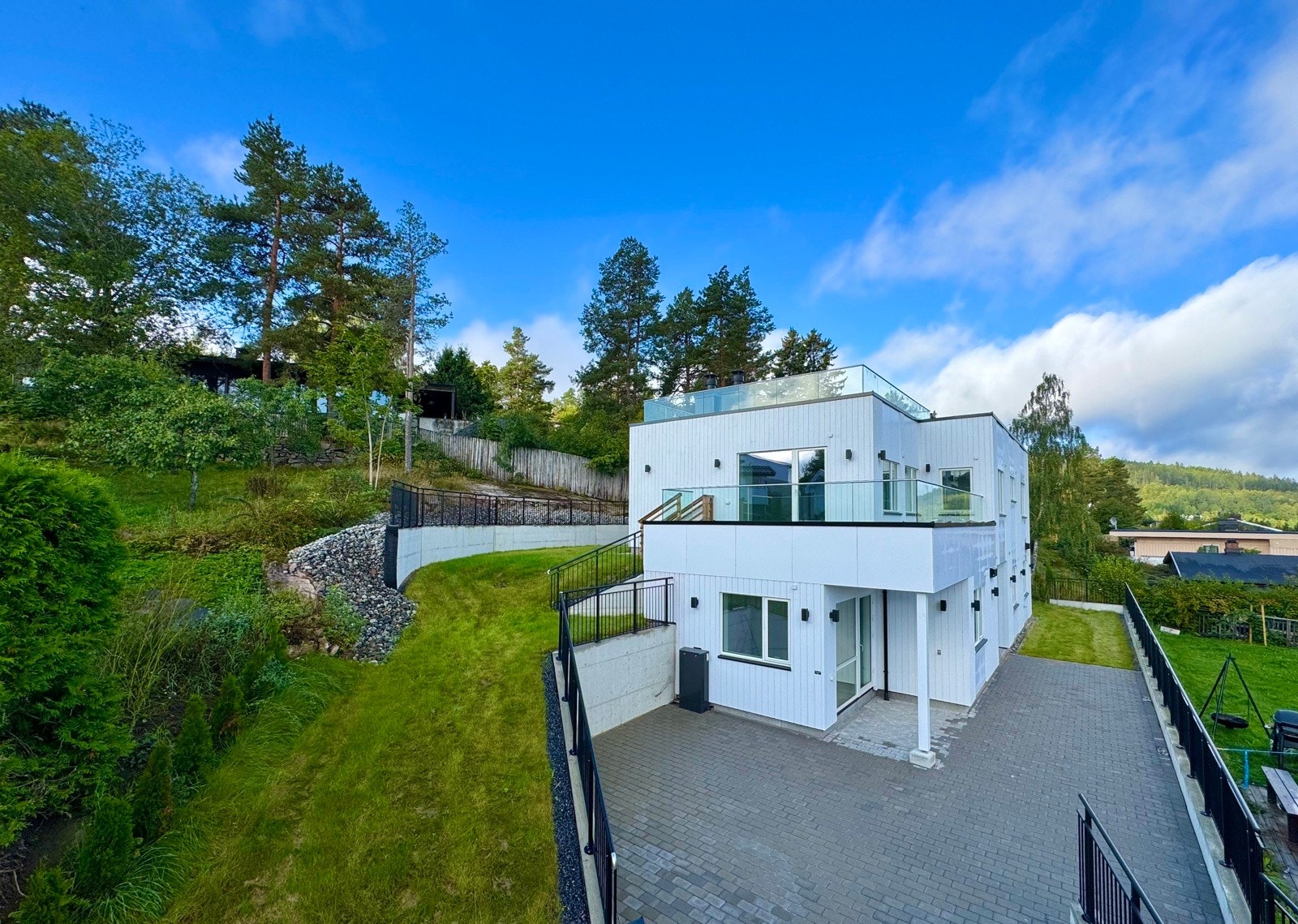 Høyere standard: vannbåren gulvvarme (bergvarme), aircondition, 3 flotte bad/wc, ganitt benkeplater i begge kjøkken, balansert ventilasjon, stor takterrasse etc Galleribilde