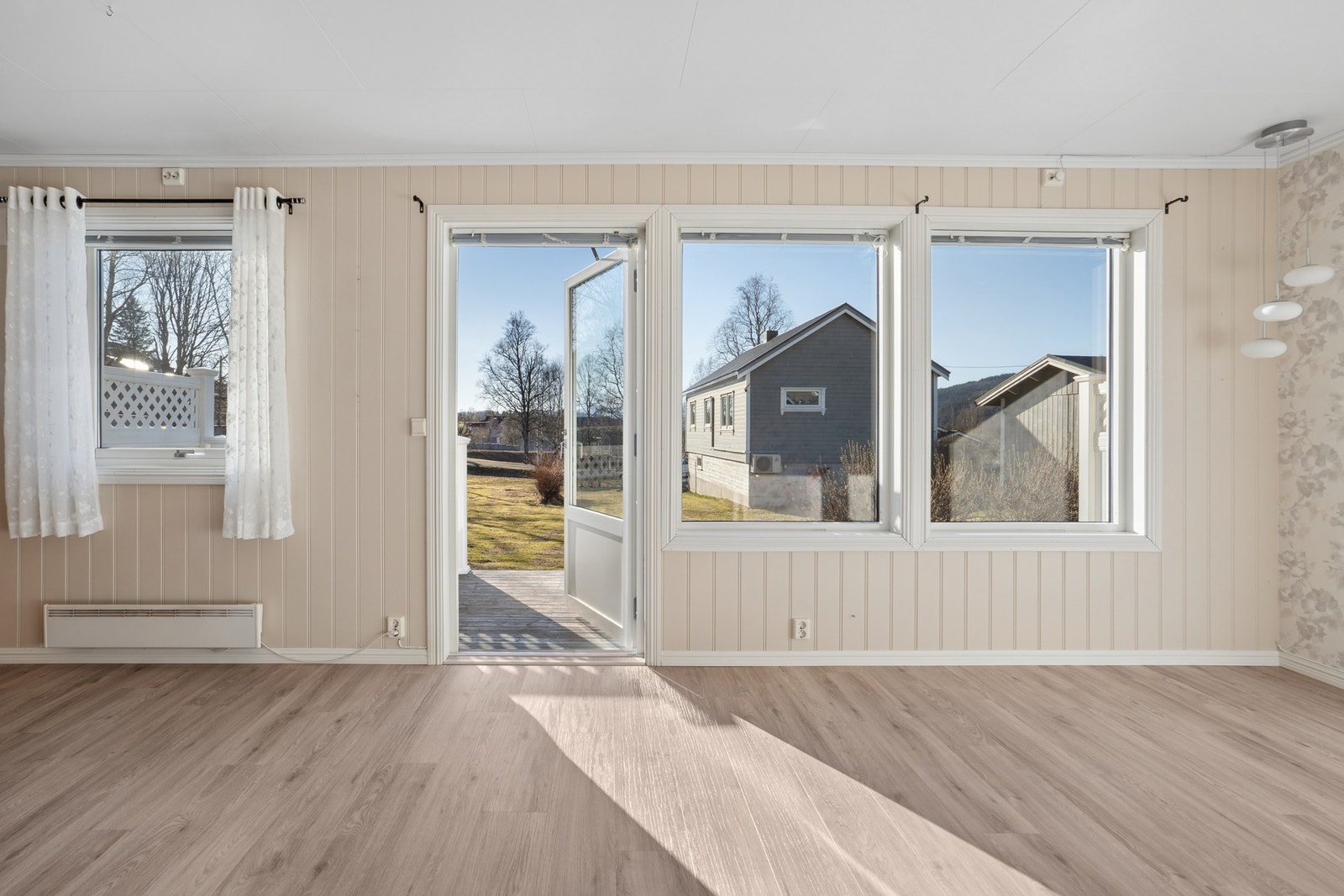 Leiligheten har ei lys og koselig stue, med utgang til privat terrasse. Galleribilde