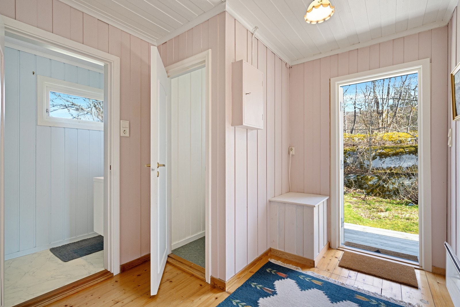 Velkommen inn - her er det separat toalettrom og eget bad med dusj Galleribilde