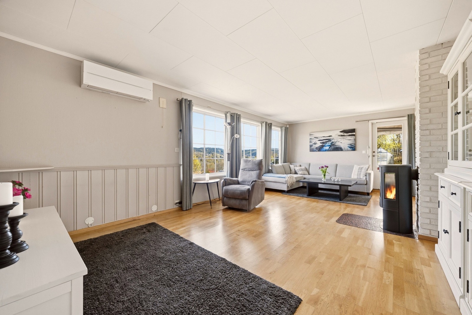 De store vindusflatene slipper inn rikelig med lys Galleribilde