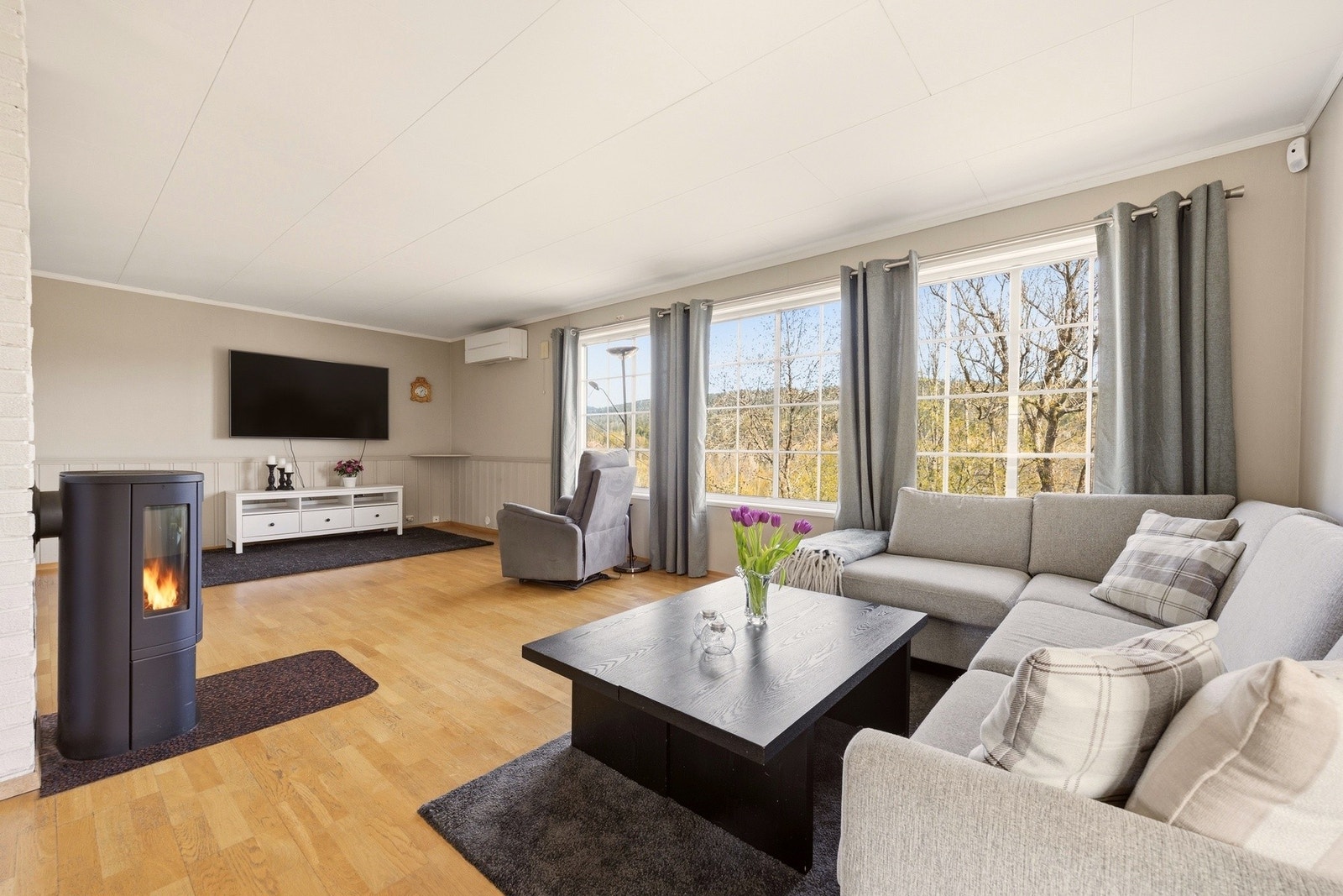 Boligen har en lys og luftig stue med godt inndelte soner som gjør den enkel å møblere Galleribilde