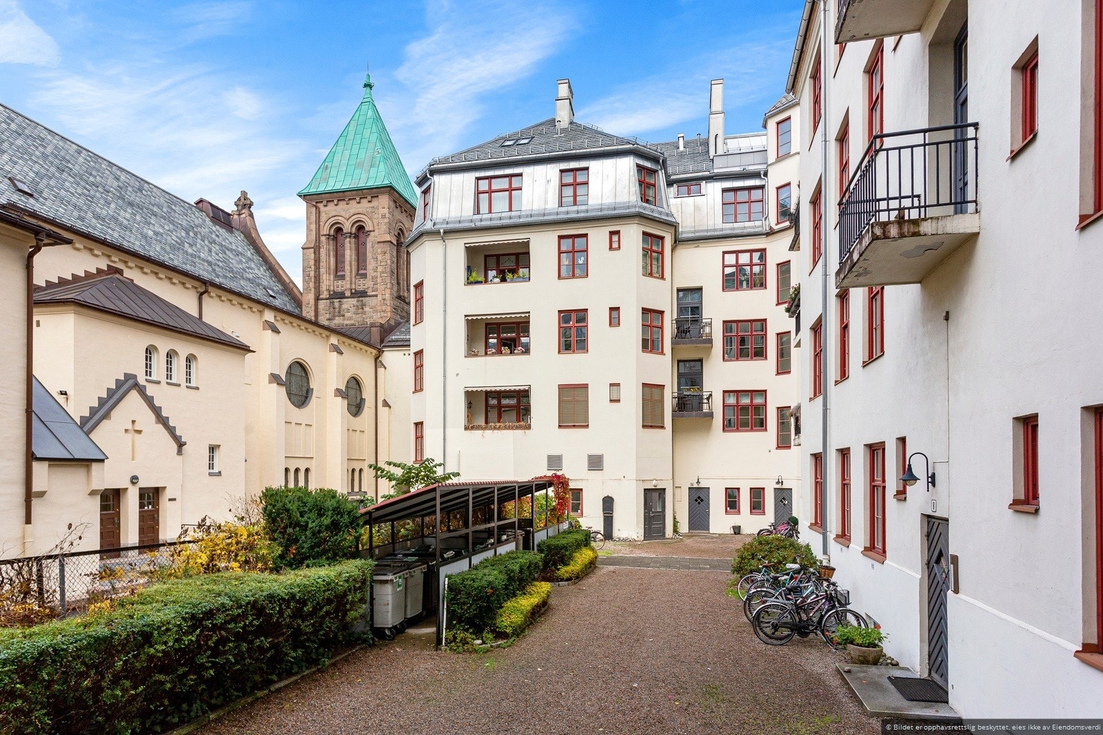 Bakgården er pent opparbeidet og har godt med parkeringsplasser til sykler. Galleribilde