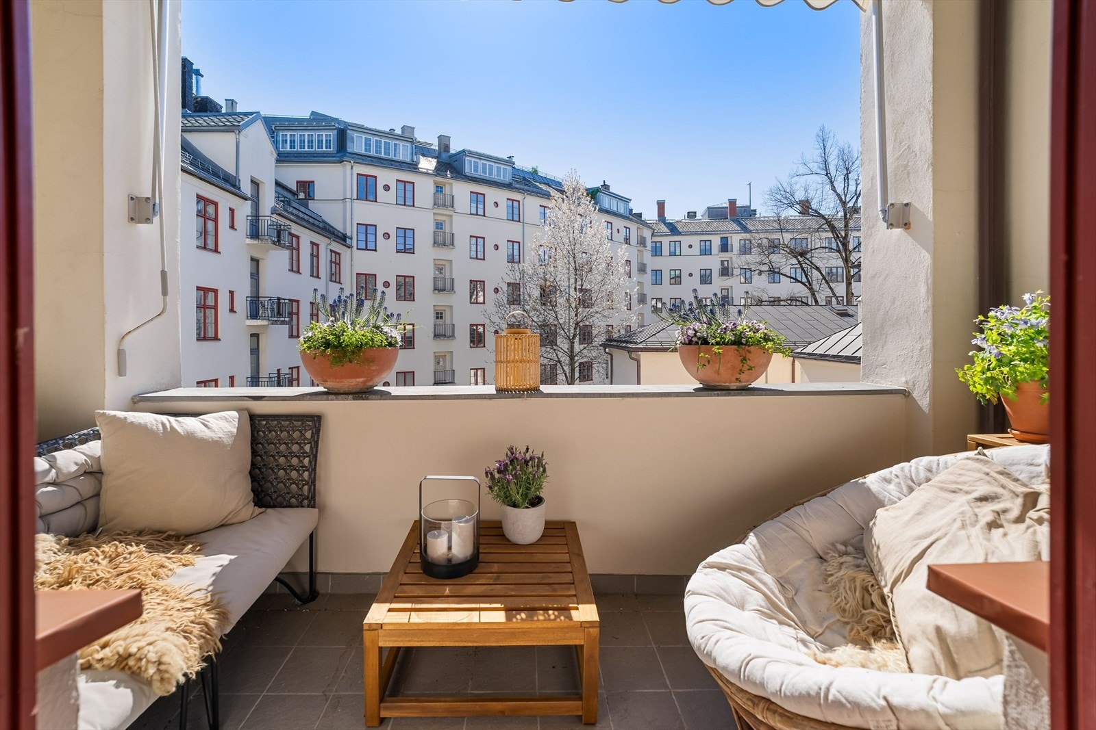 Fra kjøkkenet er det utgang til en flott balkong på ca. 5 kvm som ligger vendt ut mot usjenert bakgård -Her er solen fra ca 11-19 sommerstid. Galleribilde