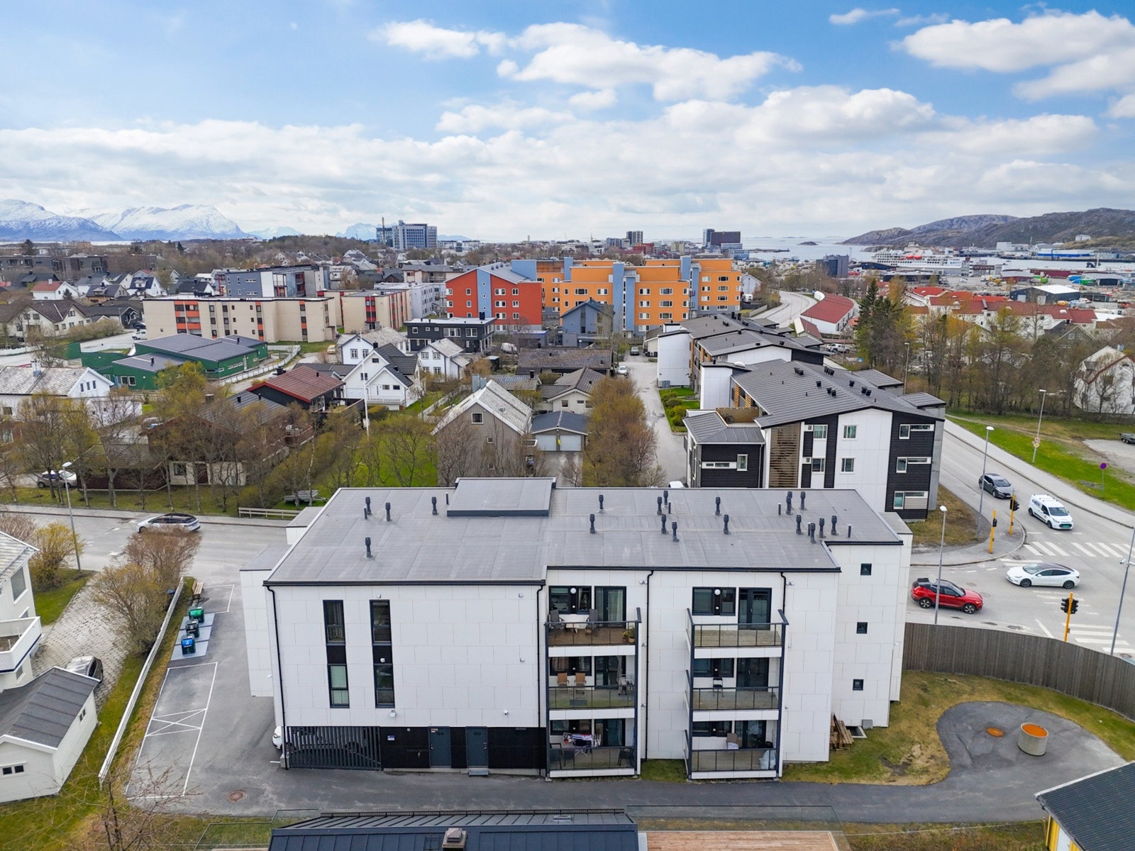 Her bor du nært gode bussforbindelser, dagligvarebutikk, treningssenter og ikke minst med gangavstand til både City Nord og Bodø sentrum. Perfekt førstegangskjøp med lave bokostnader! Galleribilde
