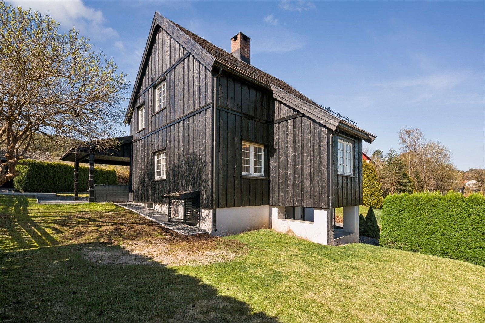 Klassisk arkitektur og stående kledning. Galleribilde