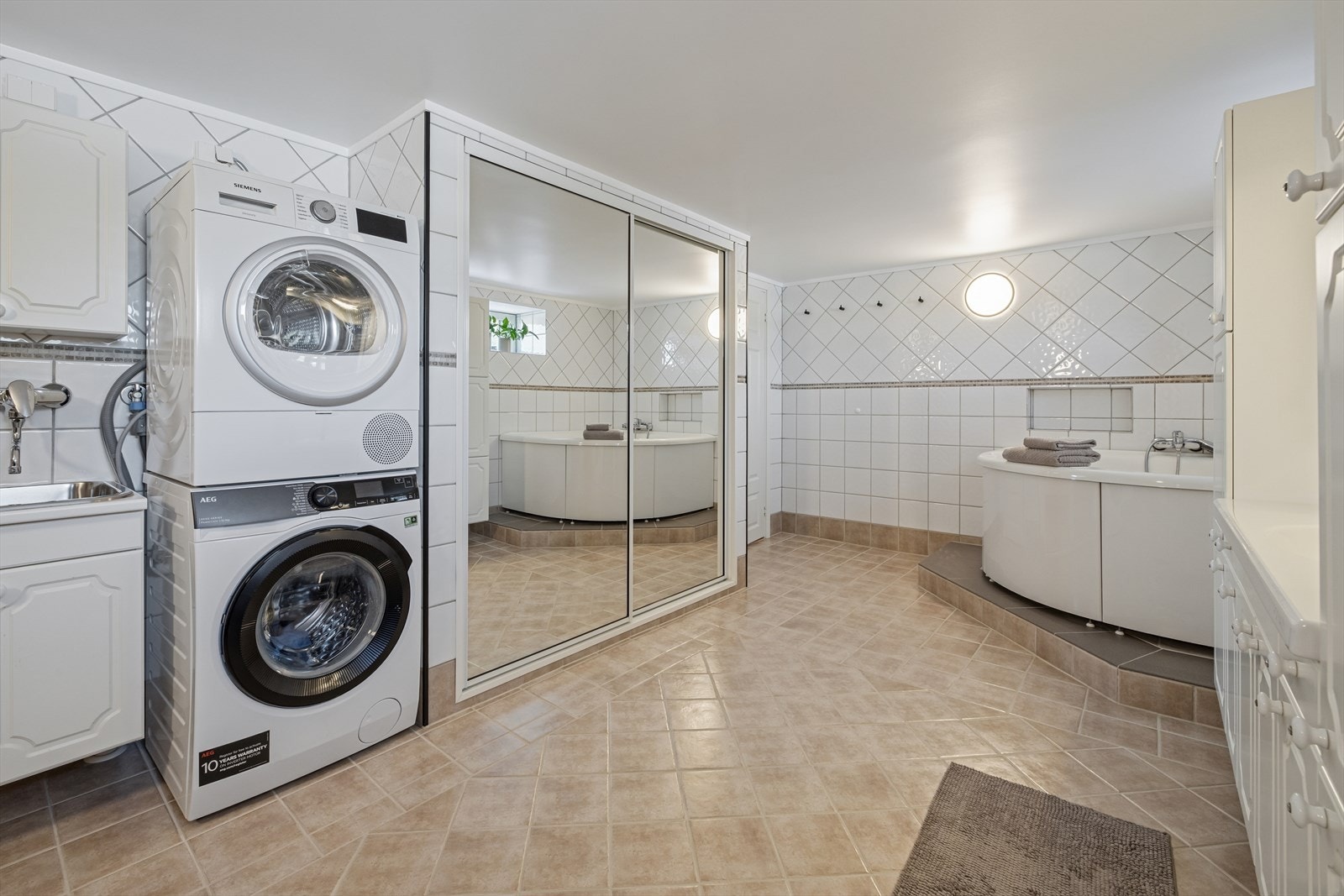 Badet fungerer også som vaskerom med opplegg til vaskemaskin og skyllekum. Galleribilde