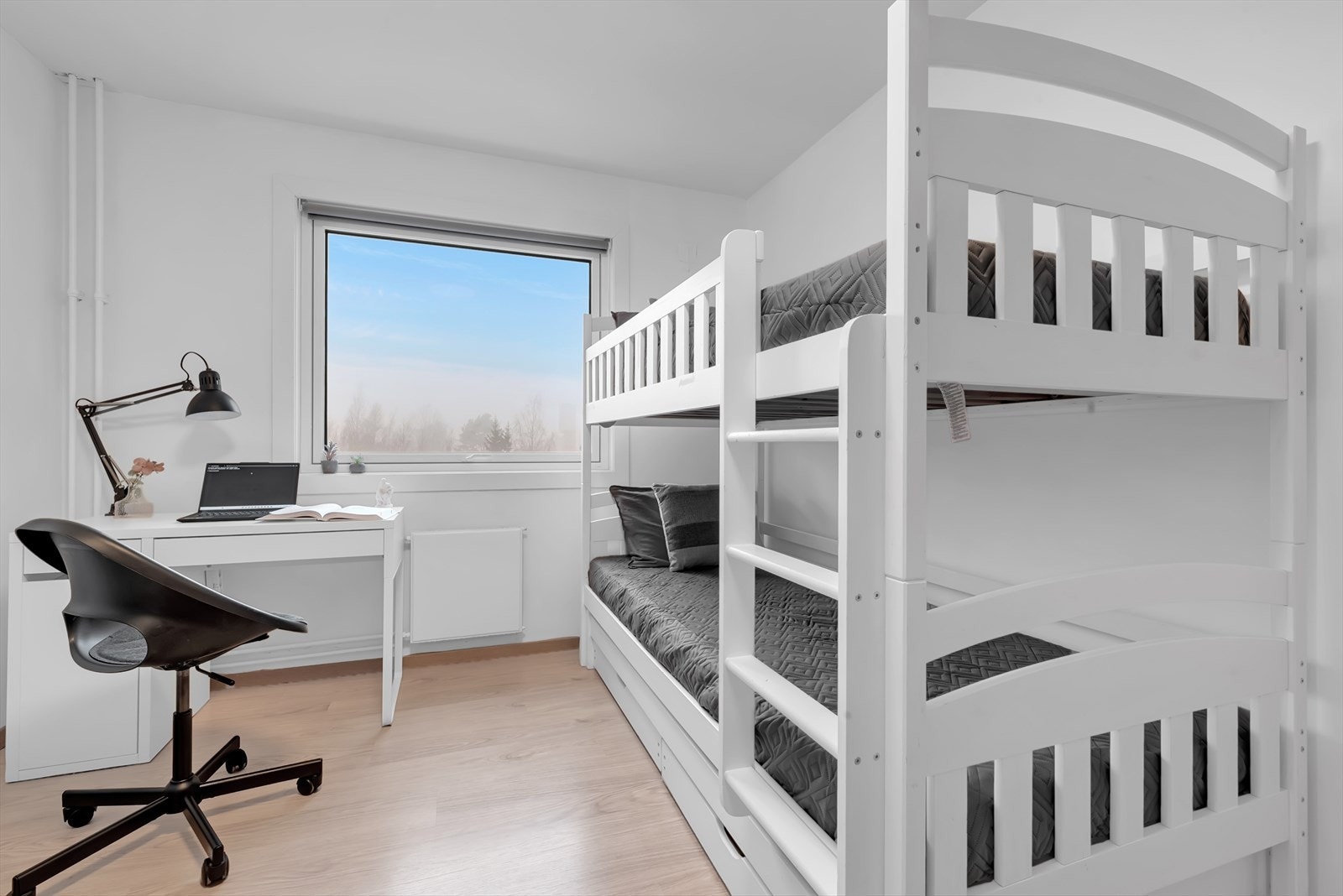 Rommet har plass til både seng og en egen arbeidspult ved vinduet. Galleribilde