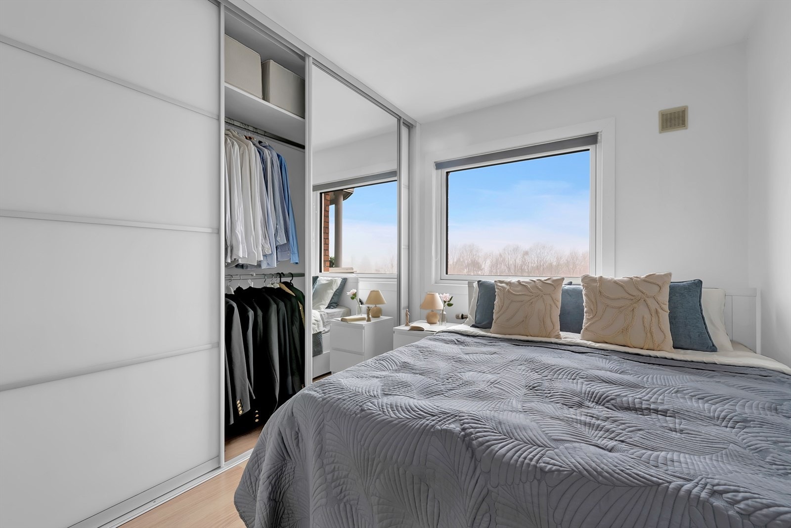 En stor skyvedørsgarderobe med speilfronter gir rikelig med oppbevaringsplass. Galleribilde