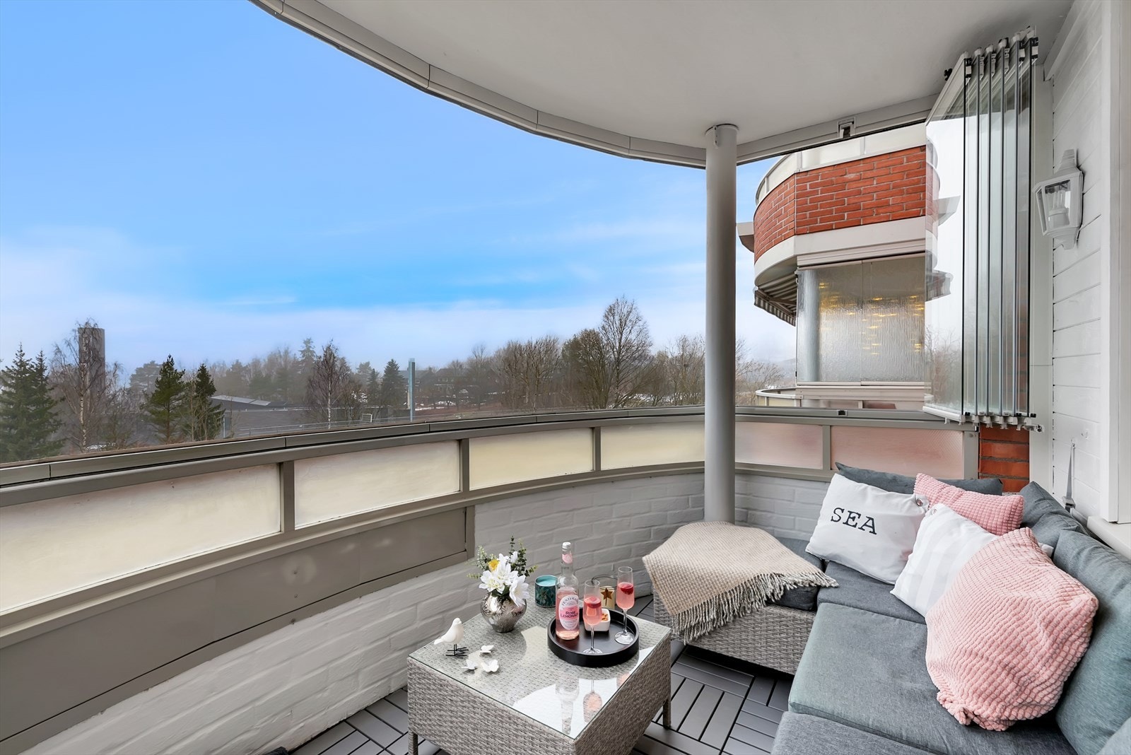 Her er det god plass til en komfortabel sittegruppe for å nyte utelivet. Galleribilde