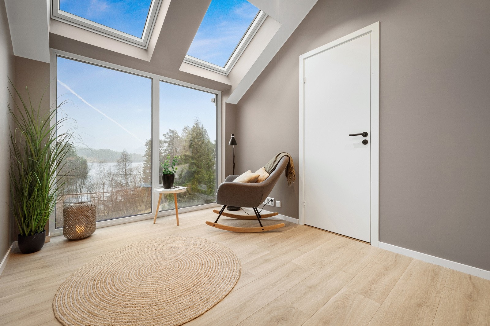 2.etasje inneholder stue, 3 soverom og bad Galleribilde