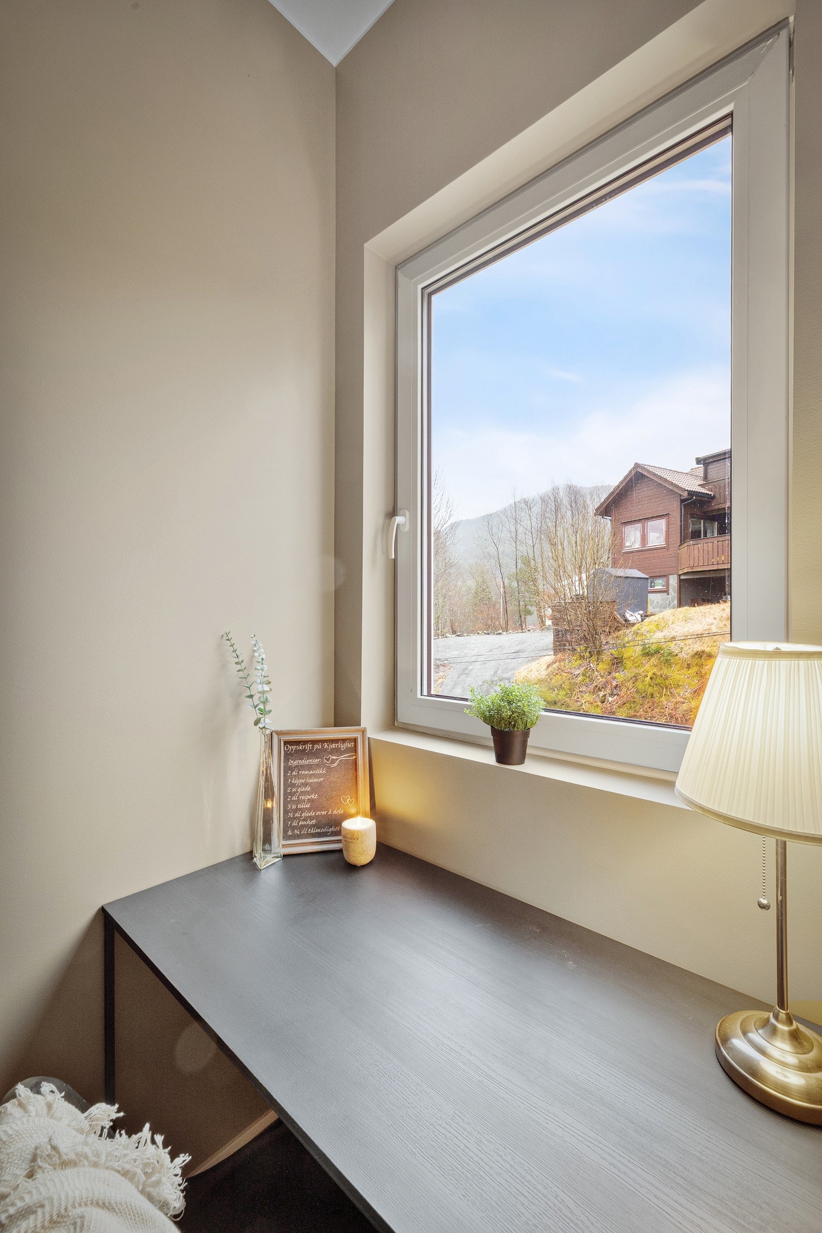 Her er det god plass til å innrede slik man måtte ønske, med plass til bla. Stor seng og arbeidsbord Galleribilde