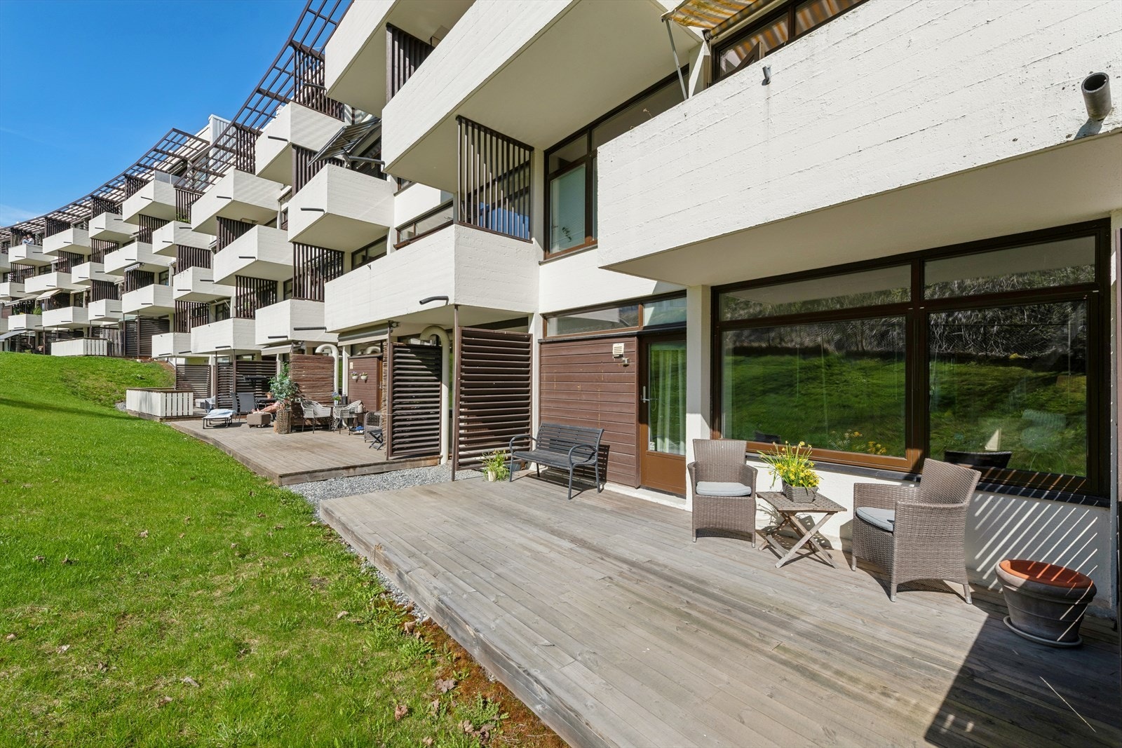 En deilig terrasse på hele 18 kvm mot sørvest sikrer gode solforhold ettermiddag- og kveld på fine sommerdager. Galleribilde