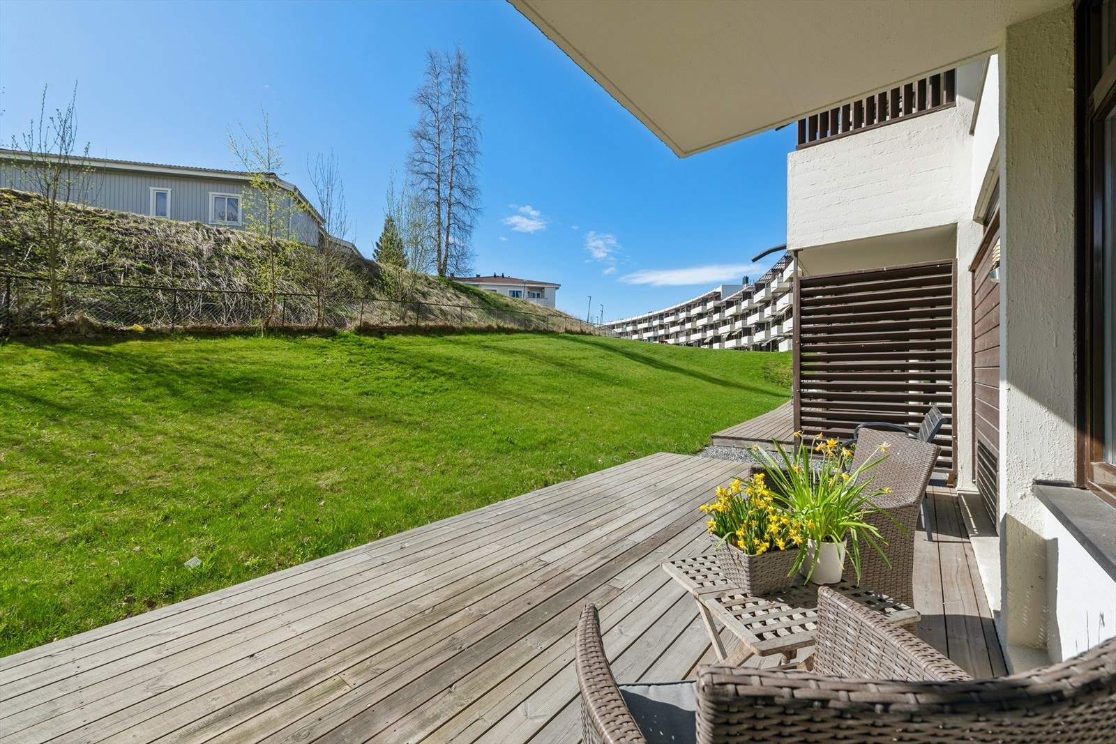 Det er levegg på hver side av terrassen som skjermer mot naboleiligheter. Galleribilde