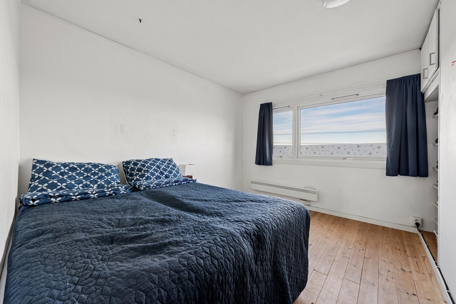 Leiligheten har et romslig soverom med god plass til dobbelseng og møblering av eget ønske. Galleribilde