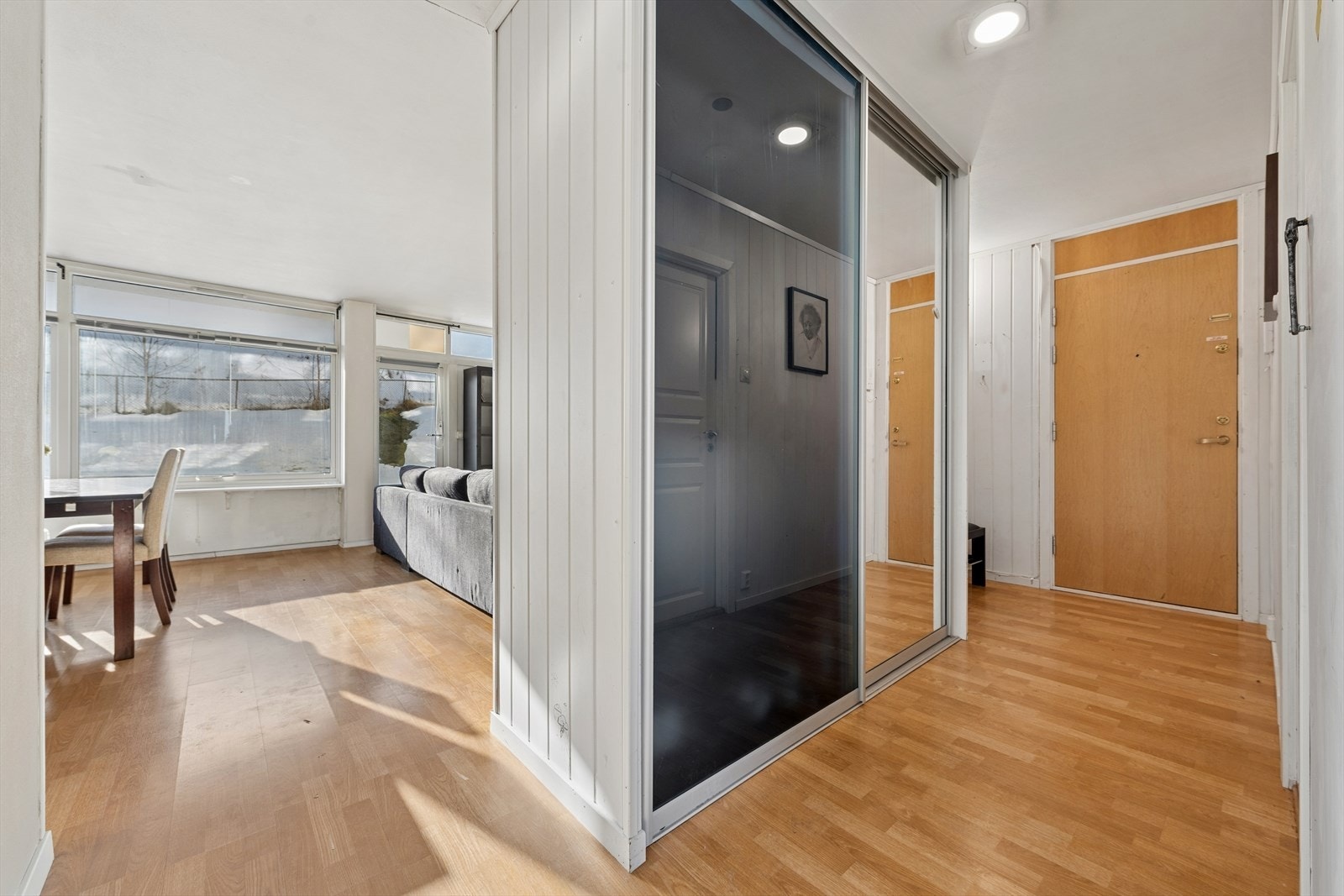 God plass til sko og yttertøy i skyvedørsgarderobe. Galleribilde
