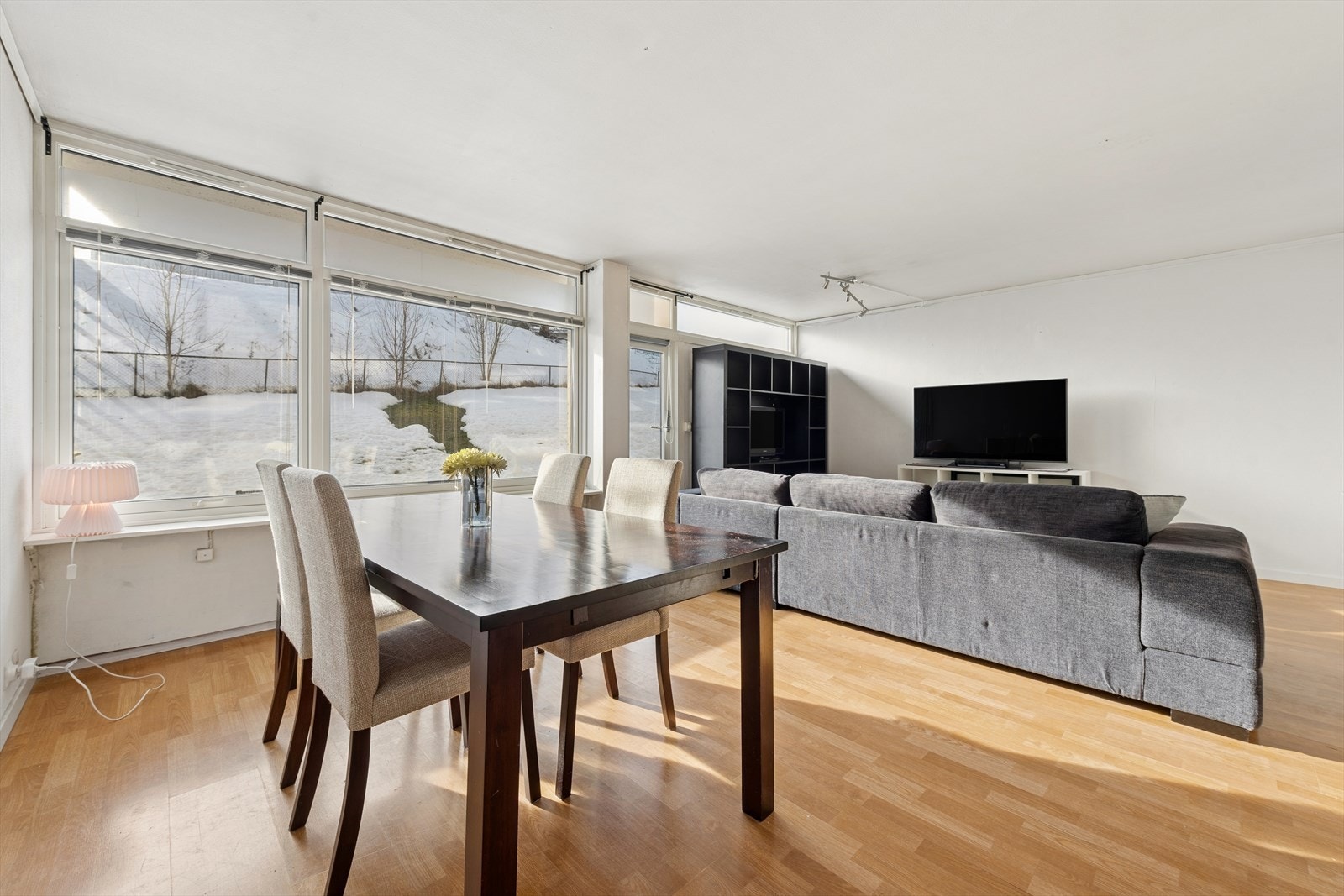 Stuen er romslig med store vindusflater og utgang til en deilig terrasse. Galleribilde