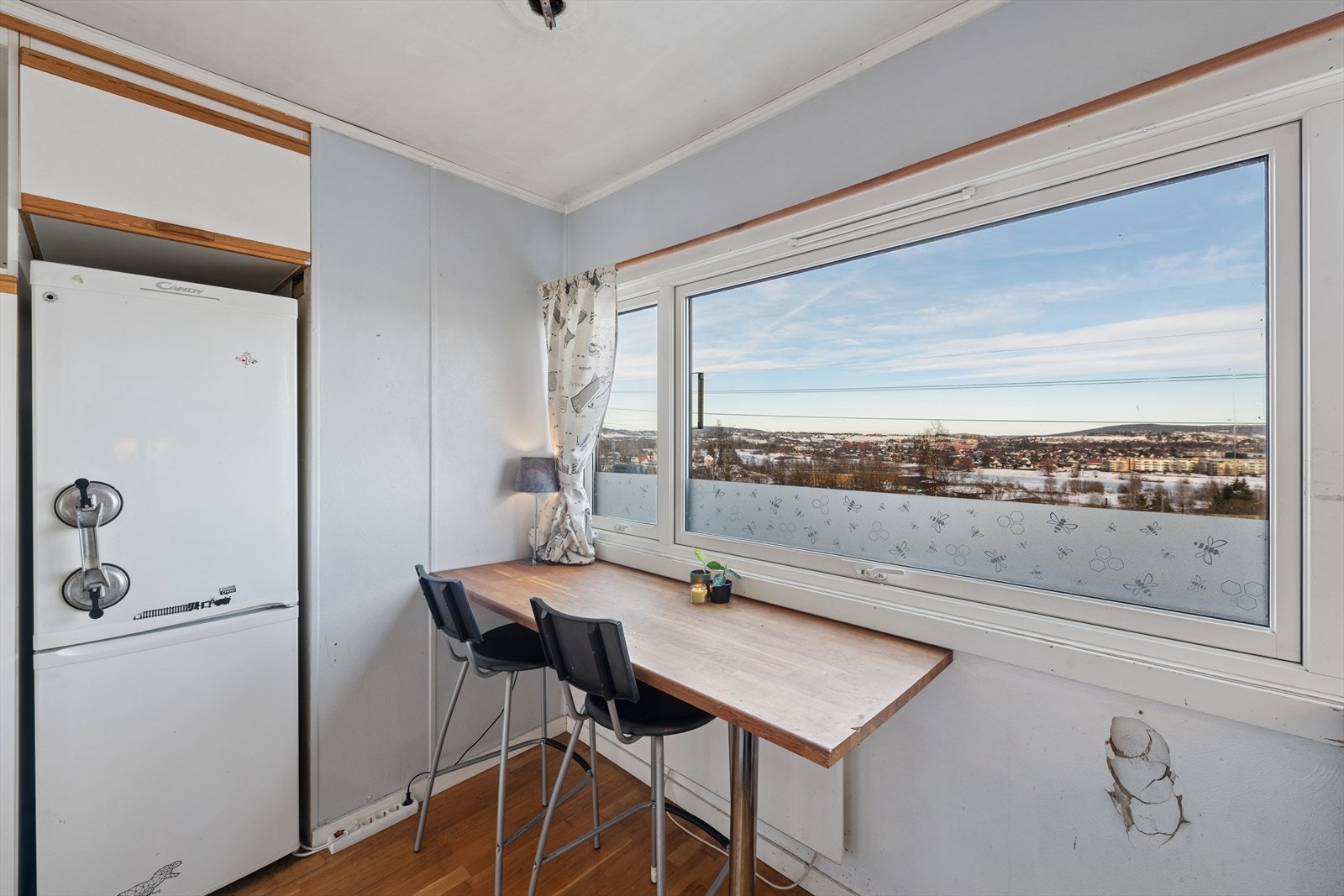 Det er lagt folie nederst på vindu, kun festet med vann. Galleribilde
