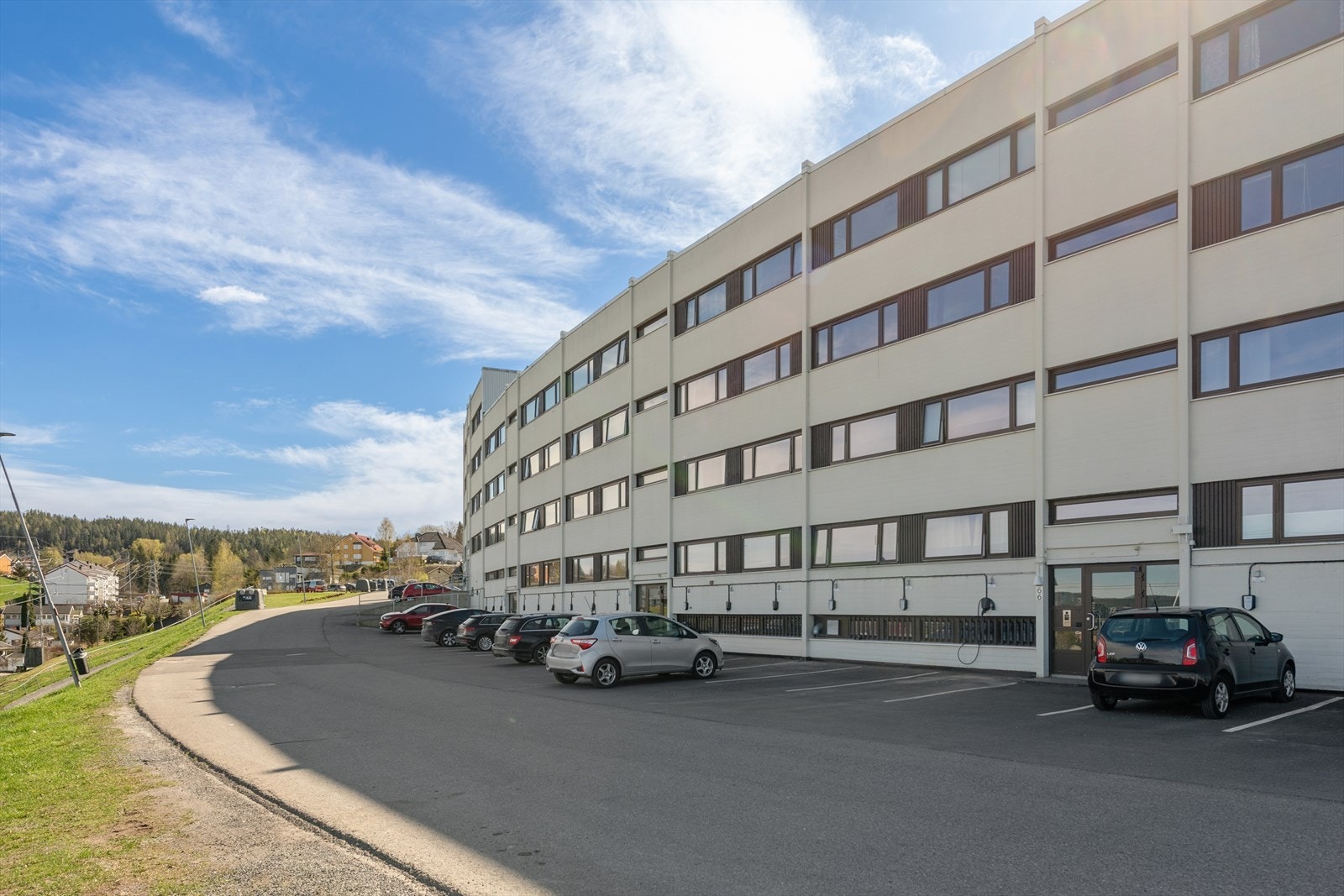 Borettslaget leier ut P-plasser etter søknad/ventelister og det er flere umerkede P-plasser hvor alle kan parkere etter førstemann til mølla prinsippet Galleribilde