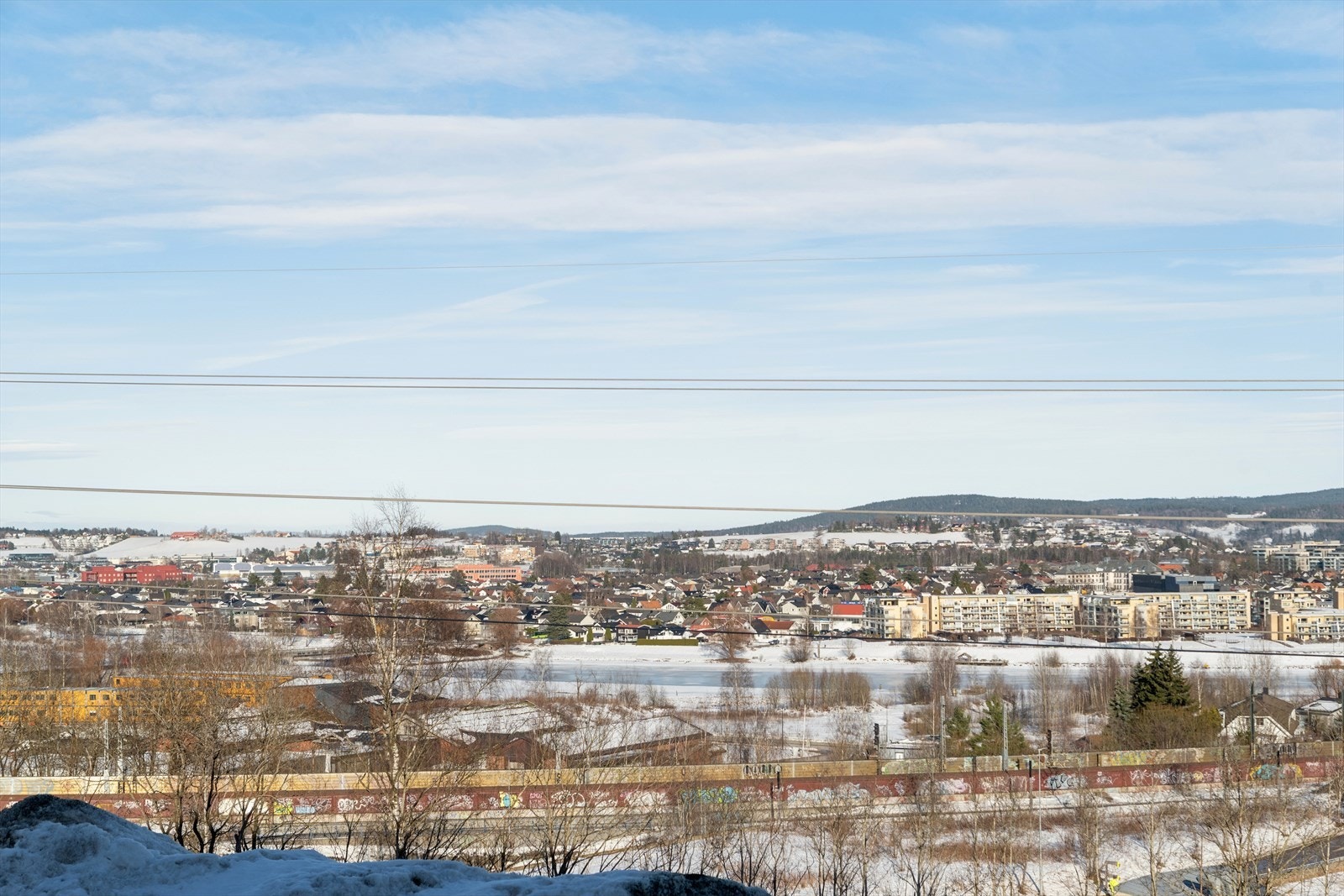 Flott utsikt fra kjøkkensiden i retning Lillestrøm. Galleribilde