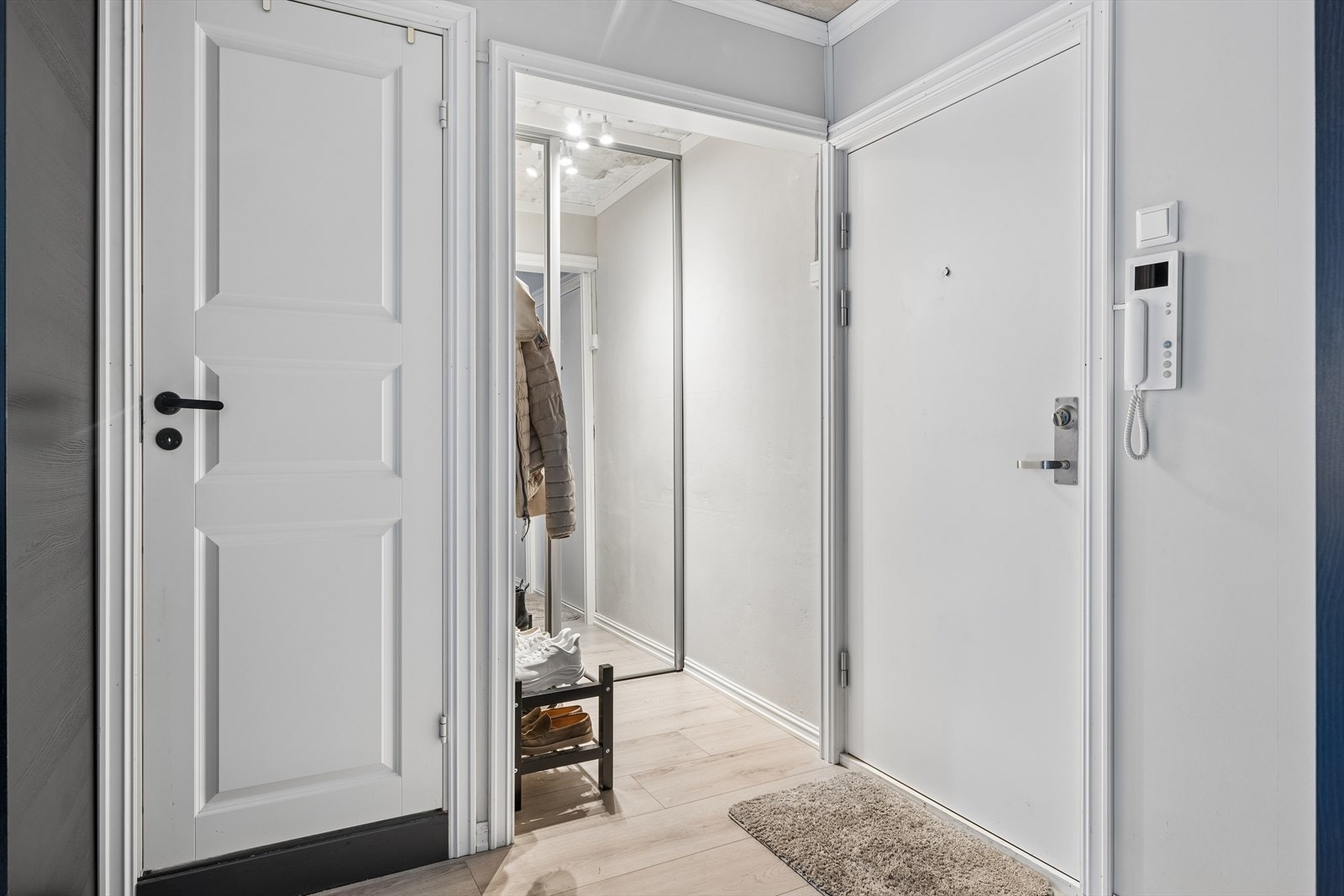 Hyggelig entré med garderobeskap/bod Galleribilde