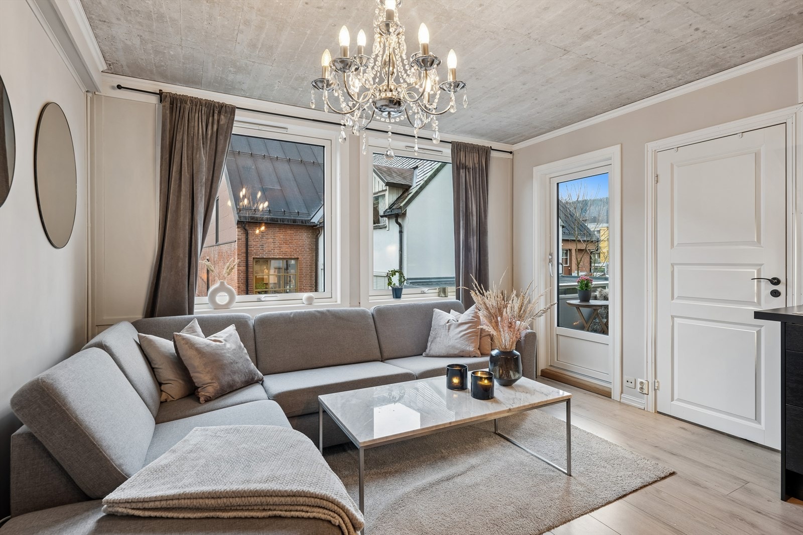 Store vindusflater sikrer godt med naturlig lys Galleribilde
