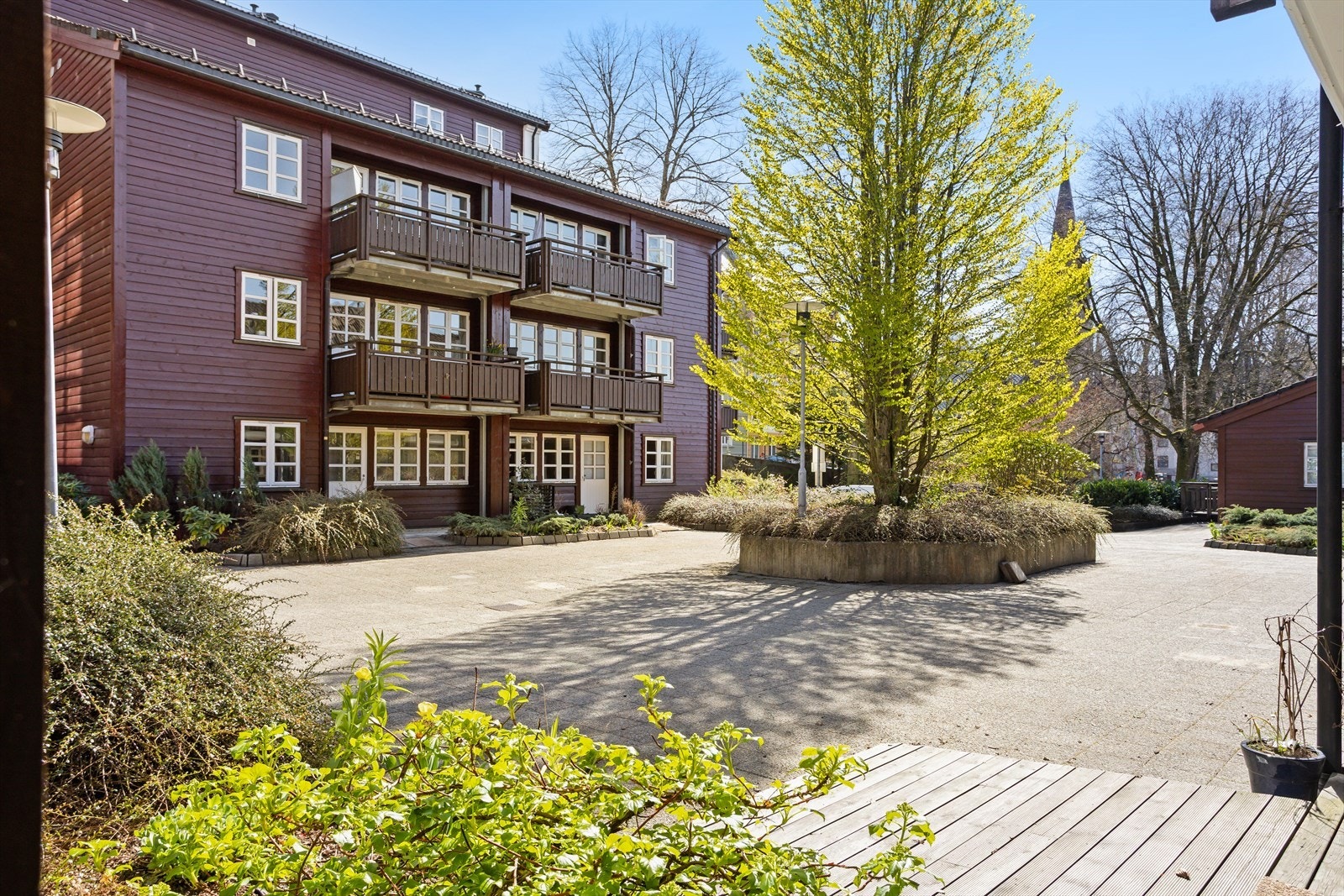 Borettslaget er pent opparbeidet av hagegruppen - det er ingen dugnad du forplikter deg til, men laget har grupper en kan melde seg inn i. Galleribilde