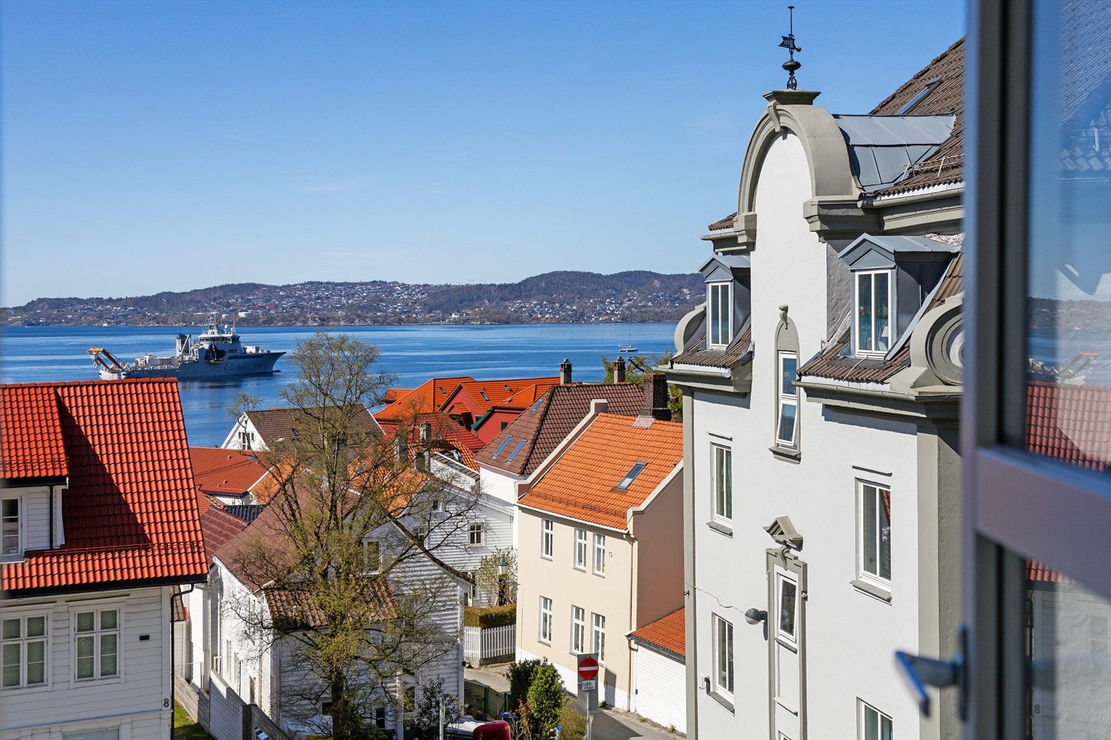 Her ser du over på Askøy og kan følge med på båttrafikken utenfor. Galleribilde