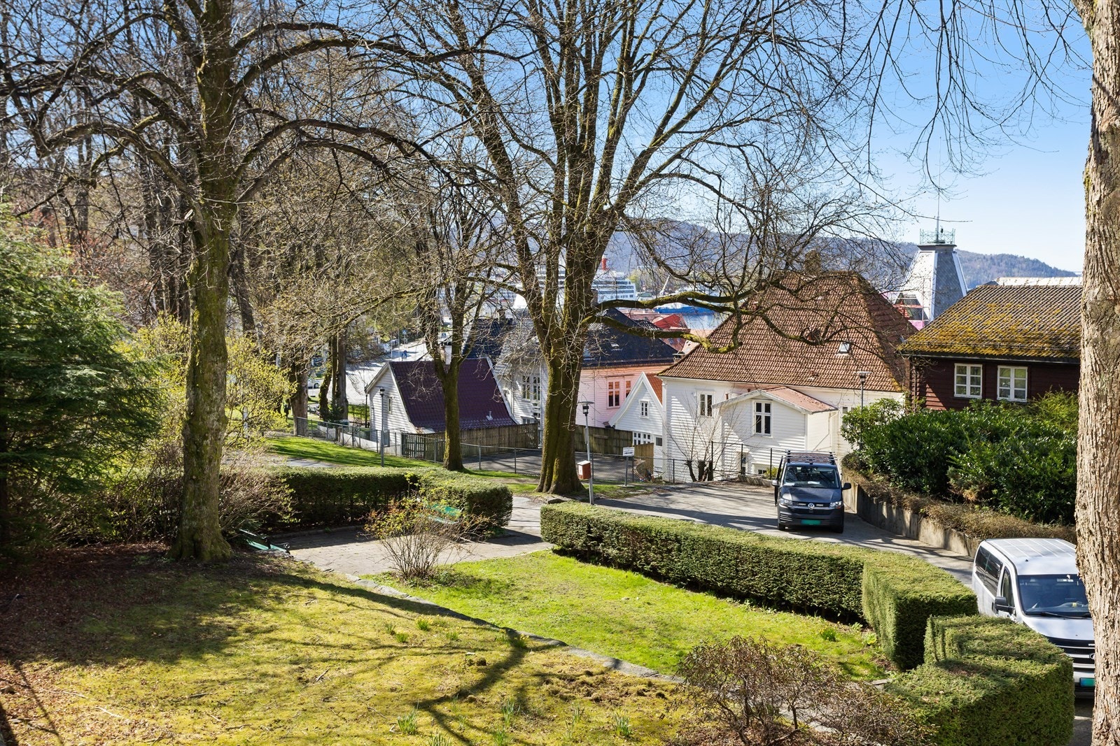 Kirkegaten 6 befinner seg like bortenfor Sandviken kirke i rolige og veletablerte omgivelser. Sandviken er et av de meste ettertraktede boligområdene i Bergen. Her bor du med gangavstand til sentrum, samtidig som du er tilbaketrukket fra den hektiske by. Galleribilde