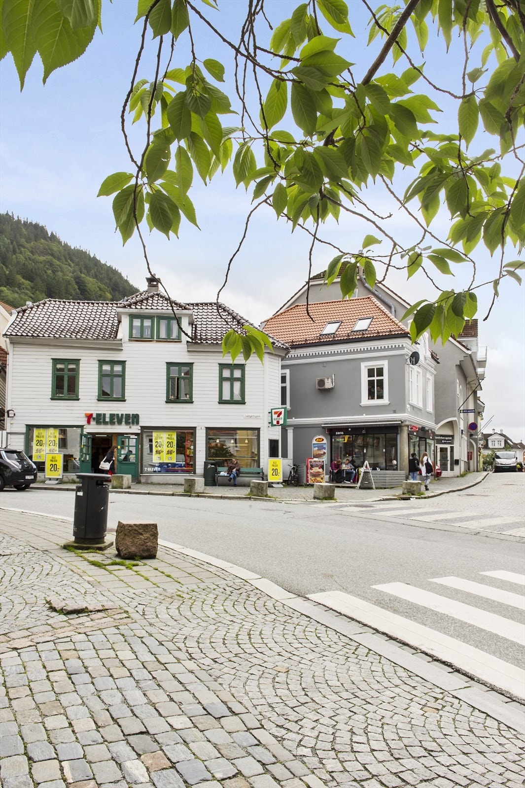 Støletorget - nå straks bunnpris istedenfor 7 eleven. Her finner du også apotek og Meny. Galleribilde