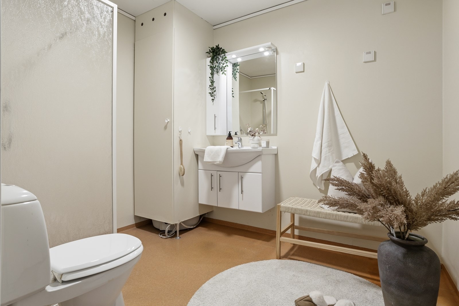 Varmtvannspreder var ny i 2022, det er opplegg til vaskemaskin på badet. Galleribilde