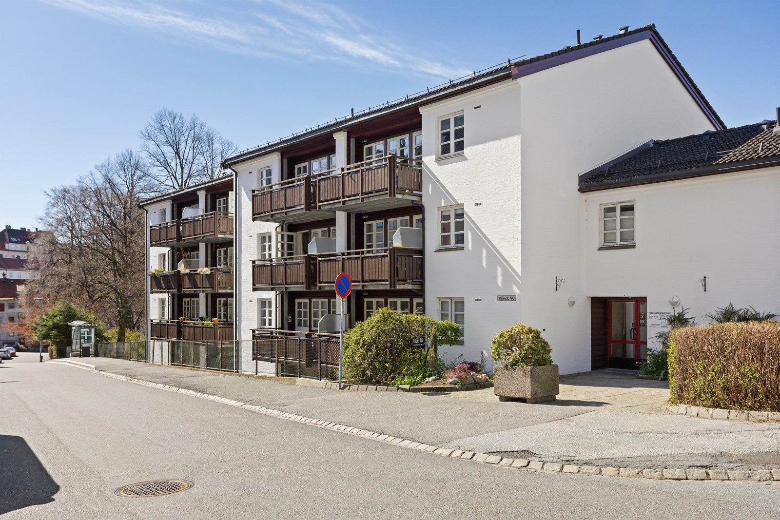 Inngangen fra Kirkegaten - kort vei til busstoppet hvor bussen tar den inn til sentrum på knappe 10 minutter. Galleribilde