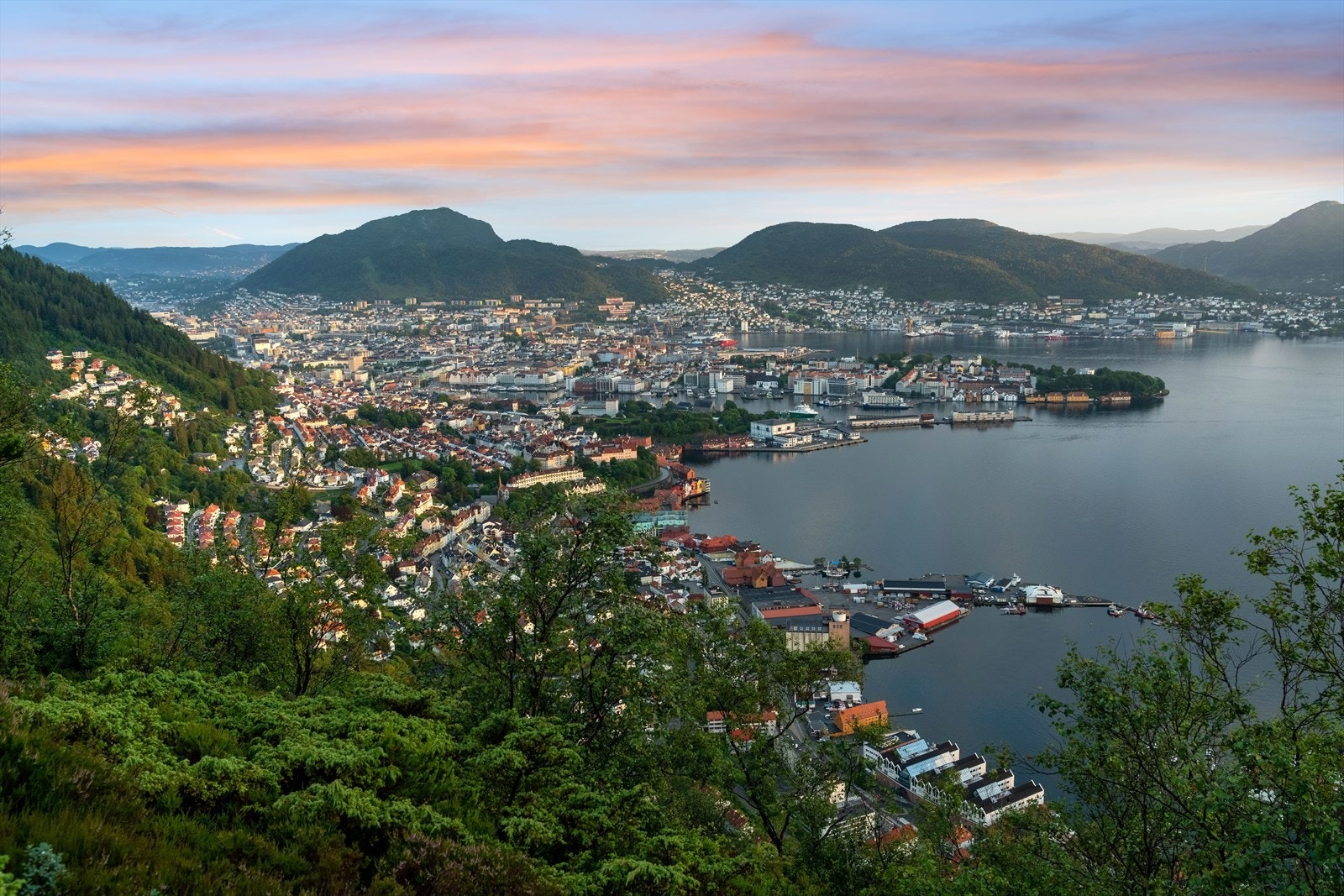 Innen kort rekkevidde har du noen av byens flotte fjell med et bredt utvalg av turmuligheter. Både Stoltzekleiven, Sandviksfjellet og Fjellveien er populære destinasjoner med nydelig utsikt fra toppen (her Sandviksfjellet). Galleribilde