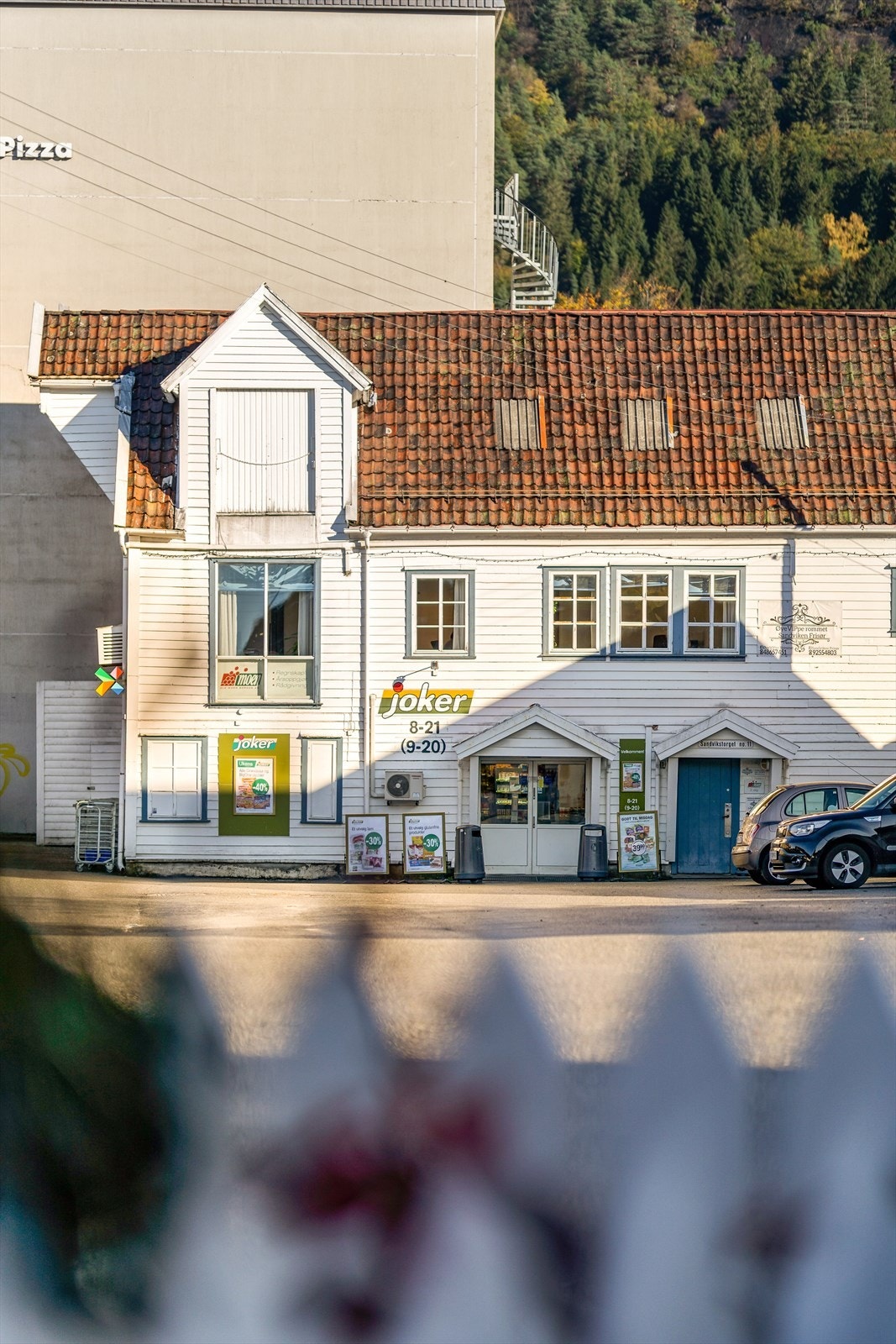 Sandvikstorget - Her finner du i tillegg til butikk også busstopp hvor det er hyppige avganger både mot sentrum og til Åsane. Galleribilde