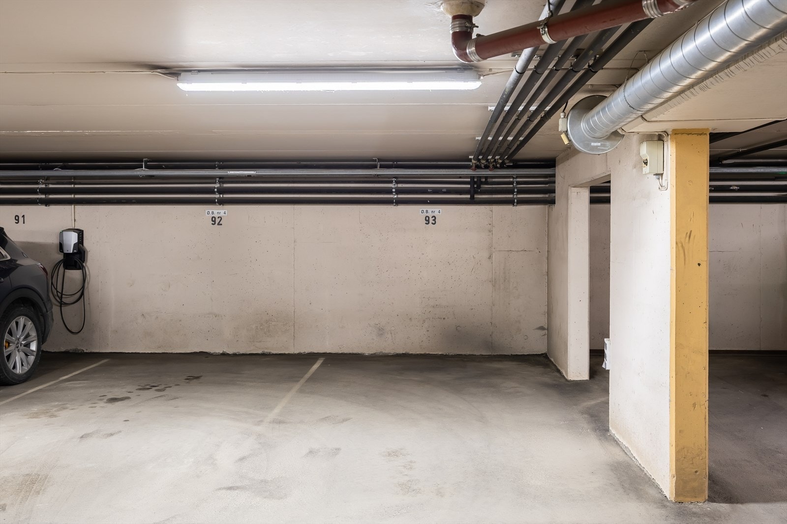 Leiligheten disponerer egen parkeringsplass i garasje med mulighet for å etablere elbil-lader. Det er også flere gjesteparkeringsplasser like utenfor. Galleribilde