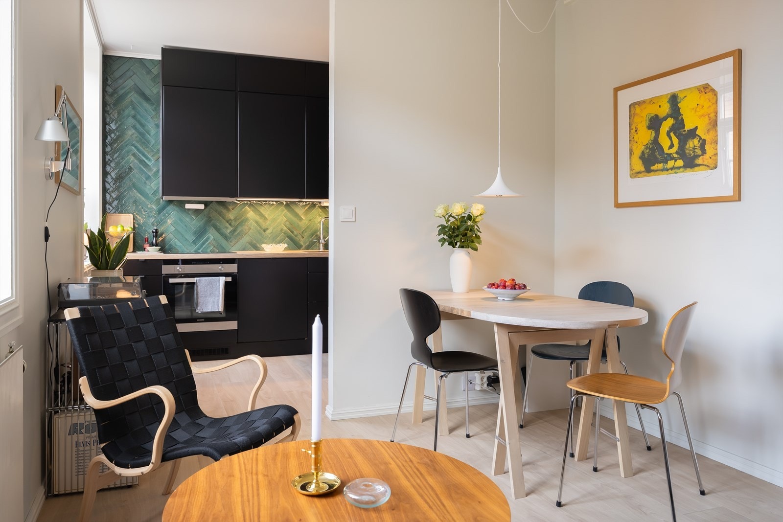 Den delvis åpne stue- og kjøkkenløsningen er på 16,5 m². Galleribilde