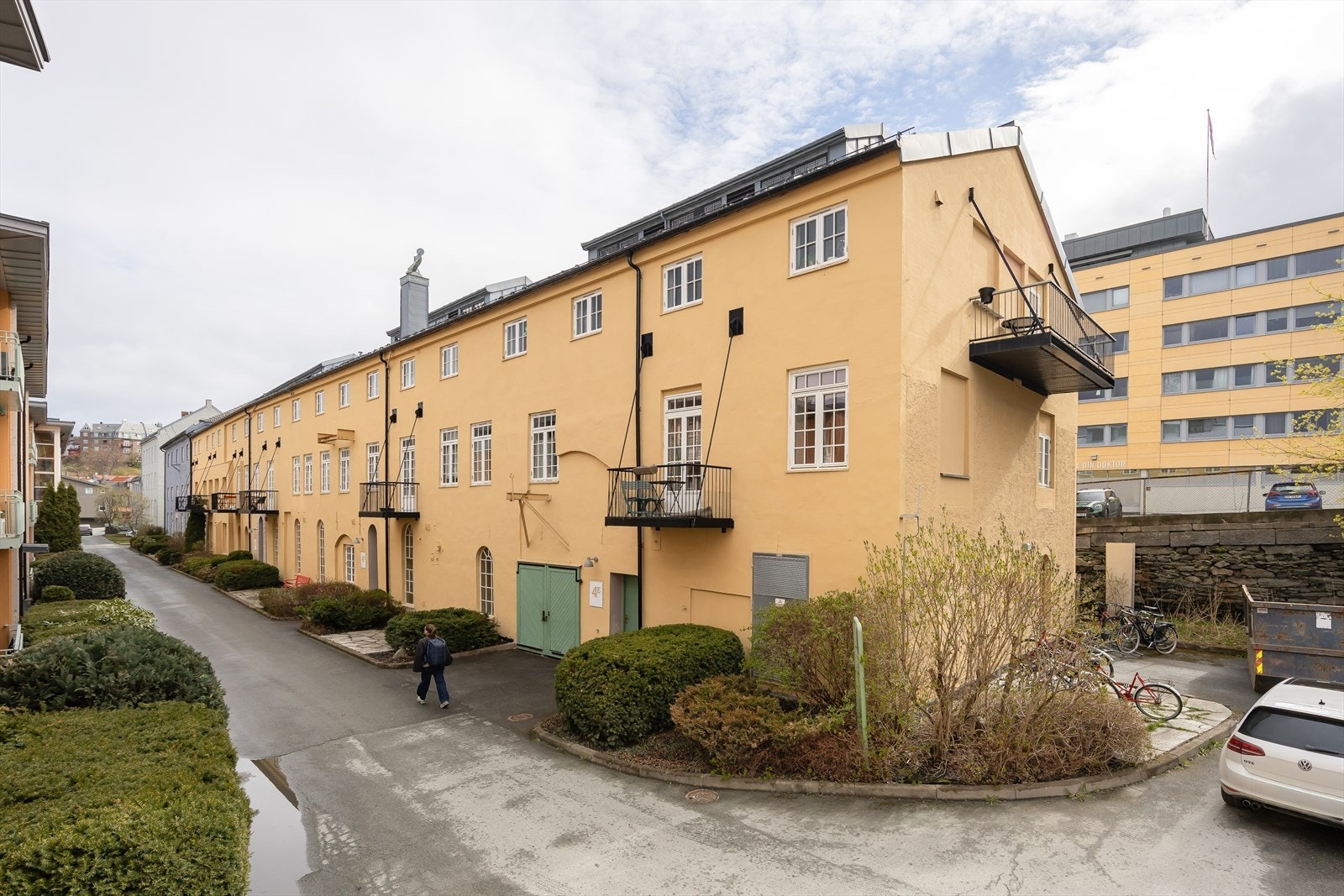 Fasaden ble pusset og malt i perioden 2016-2021. Taket ble skiftet i 2008. Galleribilde