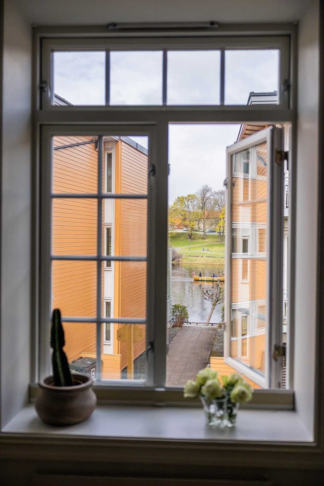 Leiligheten har dype vindusposter. Her får du også fantastisk utsikt fra bygget mot vakre Nidelva med sine flotte turområder. Spesialtilpasset Luxaplex gardiner medfølger handelen. Galleribilde