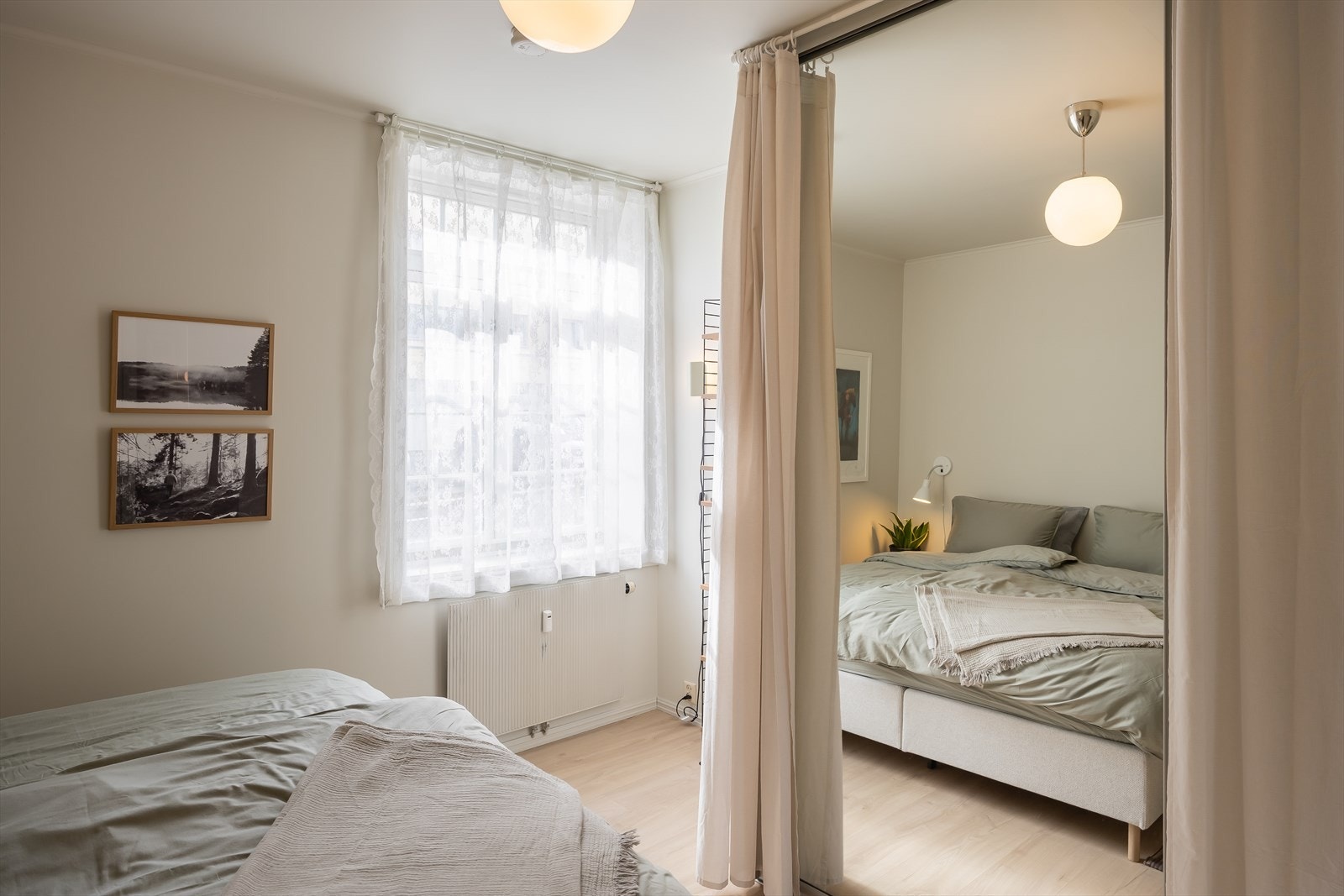 Her har du god plass til dobbeltseng og tilhørende møblement. Her ble det satt inn stor plassbygd skyvedørsgarderobe med speil i 2019 med god plass til praktisk oppbevaring. Galleribilde
