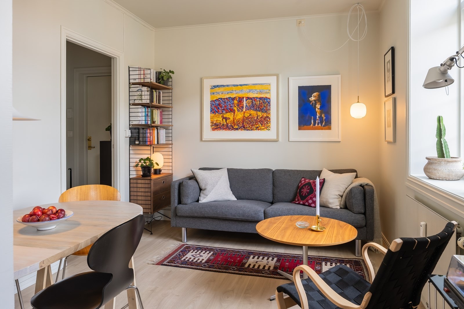 Leiligheten varmes opp via fjernvarme som inkluderer i de månedlige felleskostnadene. Felleskostnadene inkluderer også blant annet kabel-tv, internett, varmtvann, gangvask, parkering, diverse vedlikehold/drift iht. regnskap m.m Galleribilde