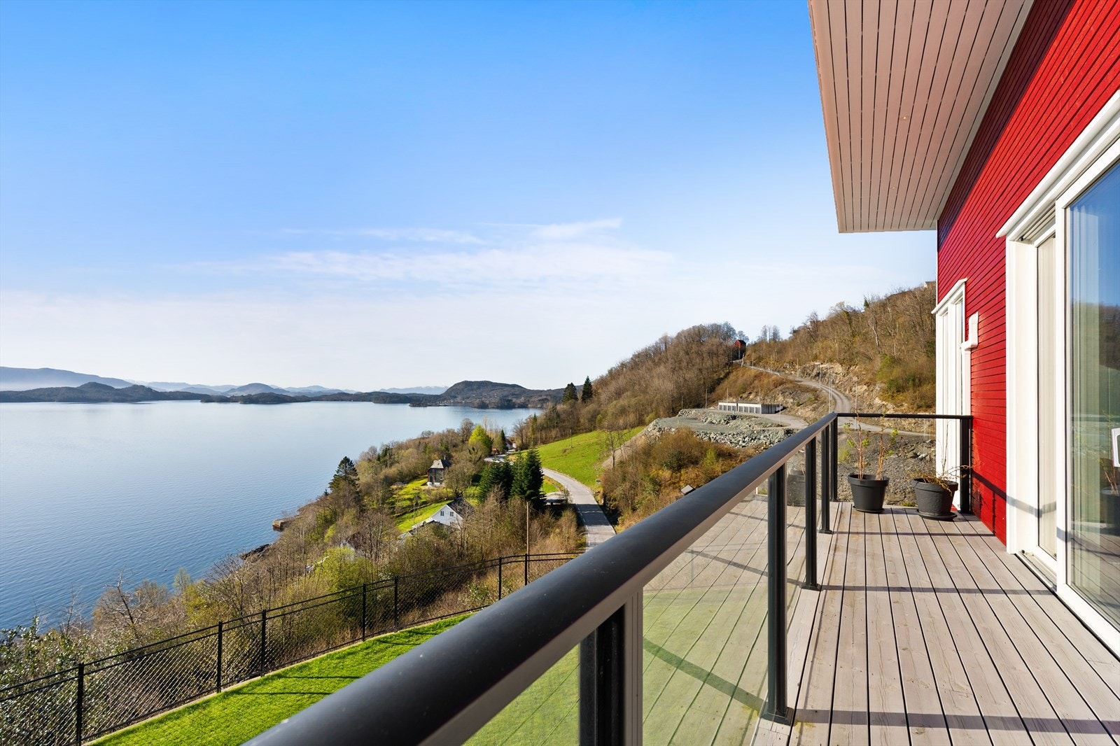 Fra balkongen er det en nydelig utsikt mot fjorden og de omkringliggende fjellene. Galleribilde
