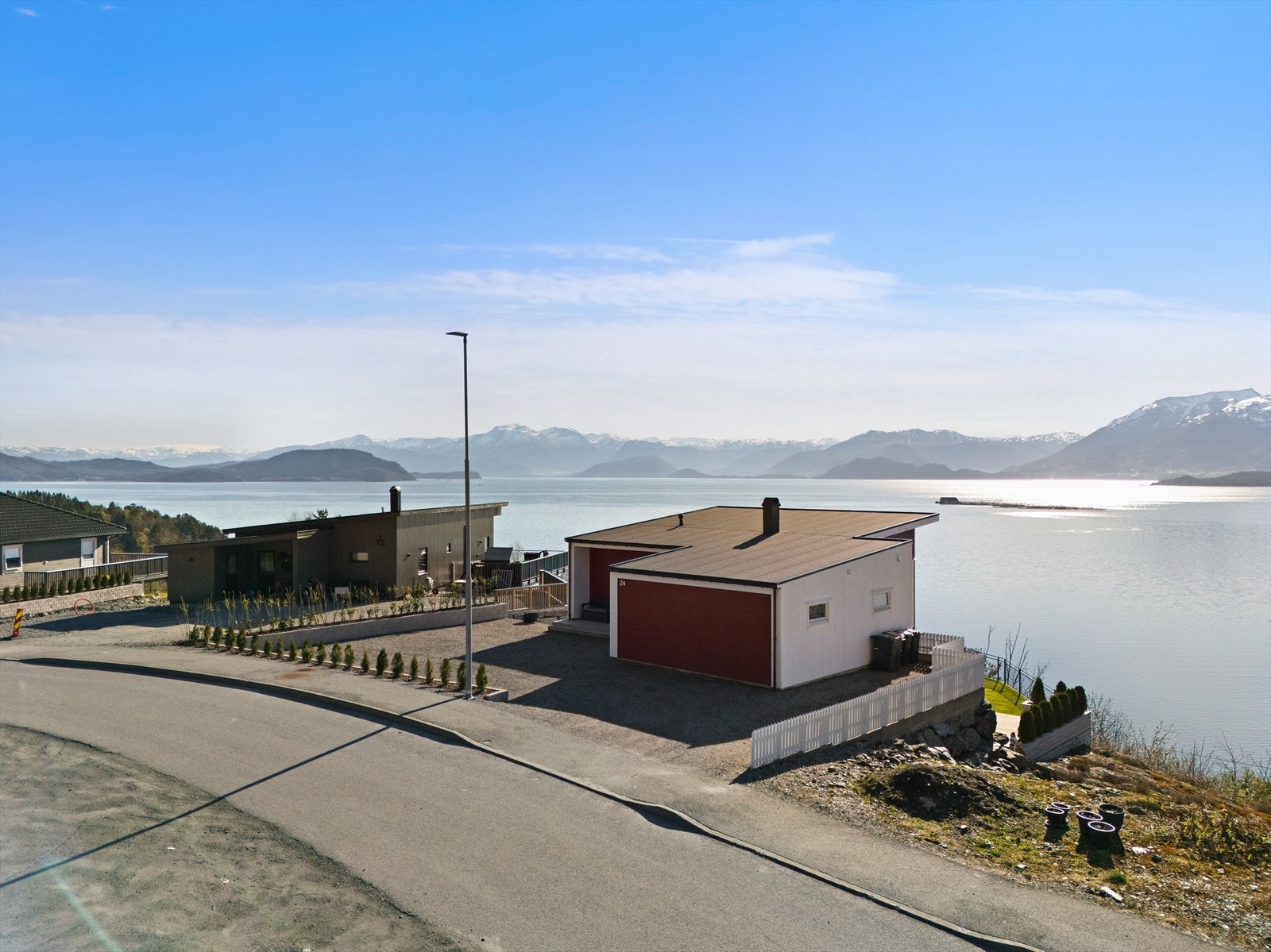 En liten kjøretur fra boligen ligger Hodnanes-fergekai, som gir forbindelse videre. Galleribilde