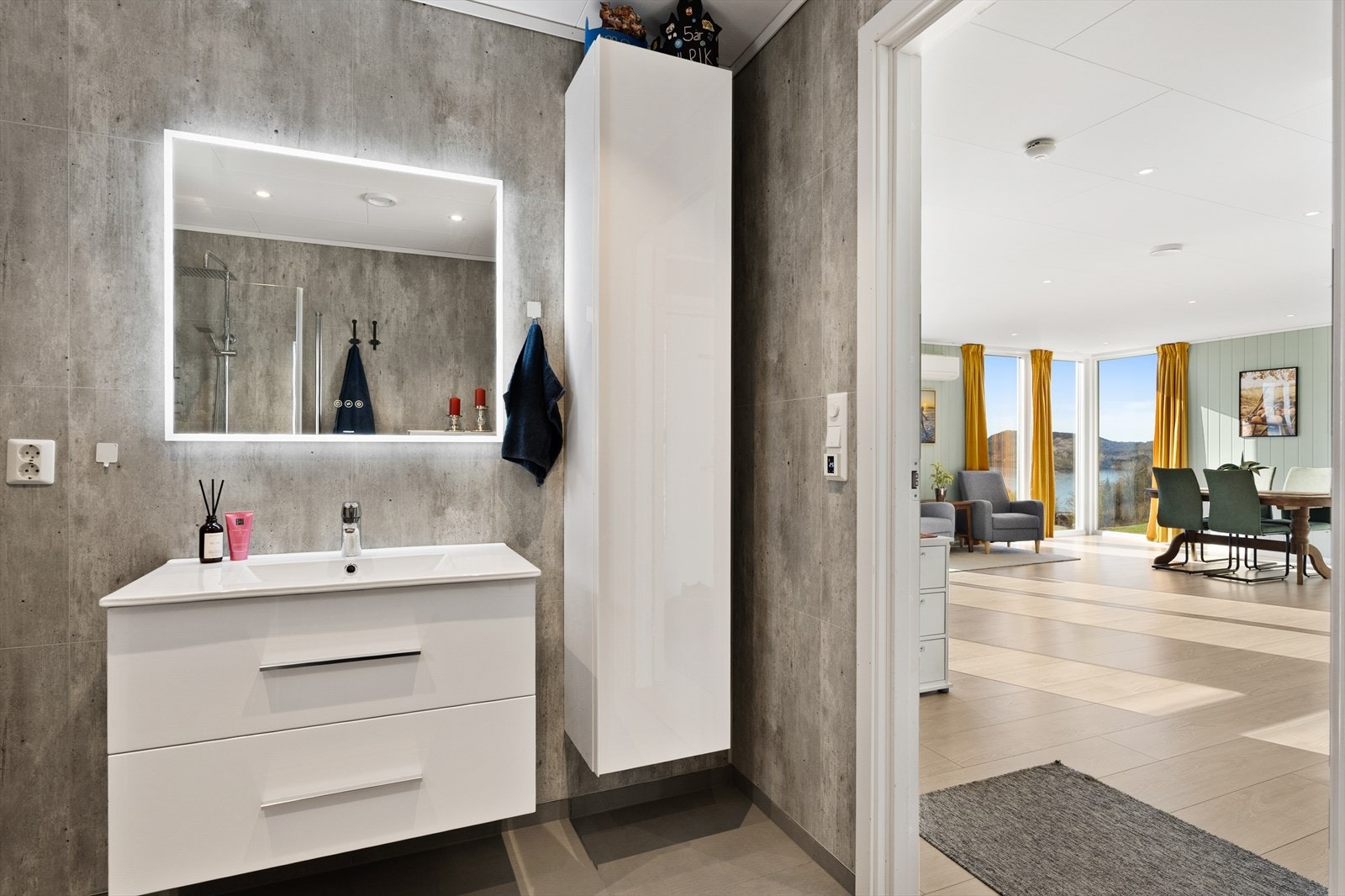 Fra gangen i hovedetasjen er det inngang til badet. Galleribilde