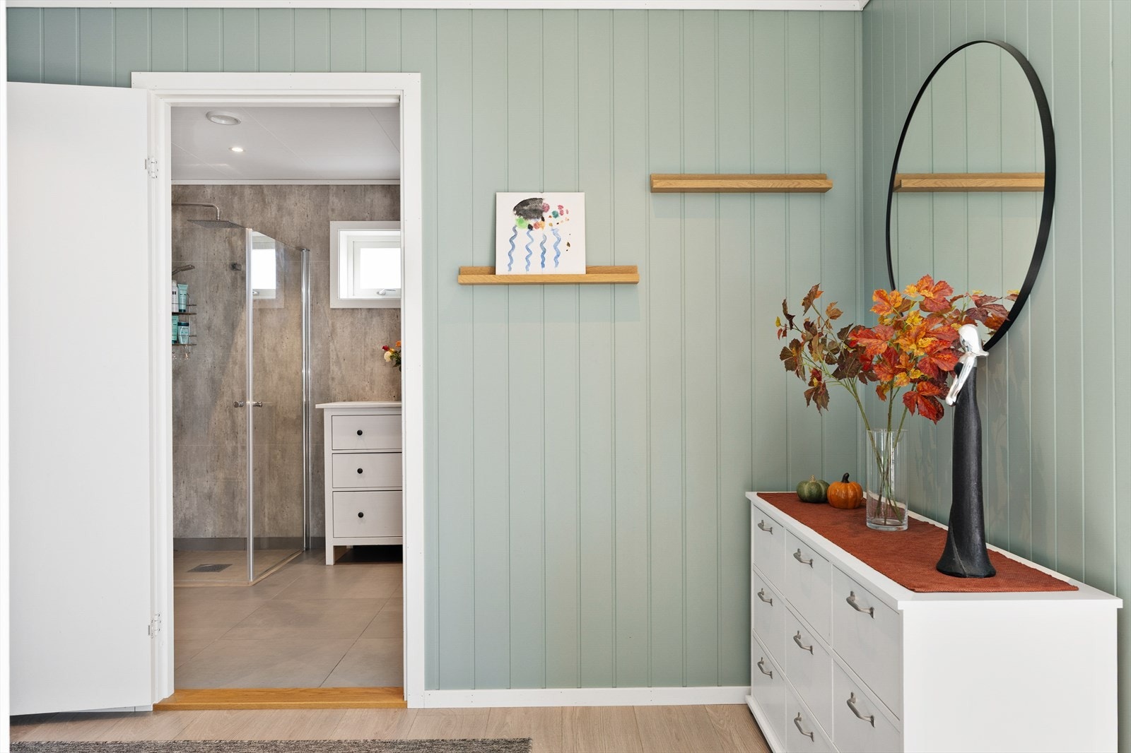 Fra gangen i hovedetasjen er det inngang til badet. Galleribilde
