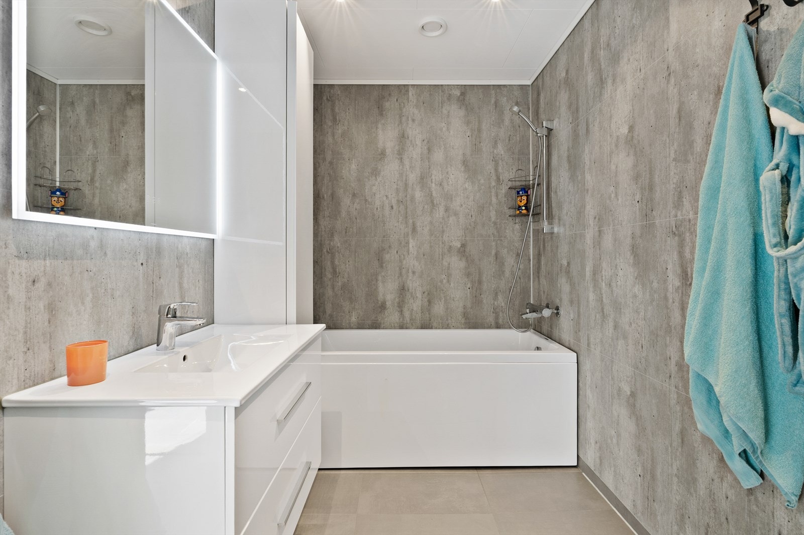 Det andre badet ligger i underetasjen og har også flislagt gulv med varmekabler, i tillegg til badekar. Galleribilde
