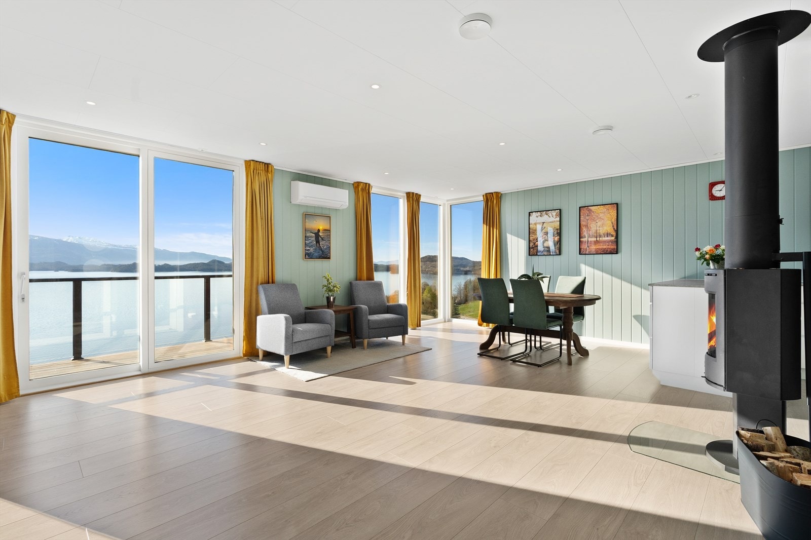Store vinduer med 3-lags glass slipper inn rikelig med lys og rammer inn den flotte utsikten. Galleribilde